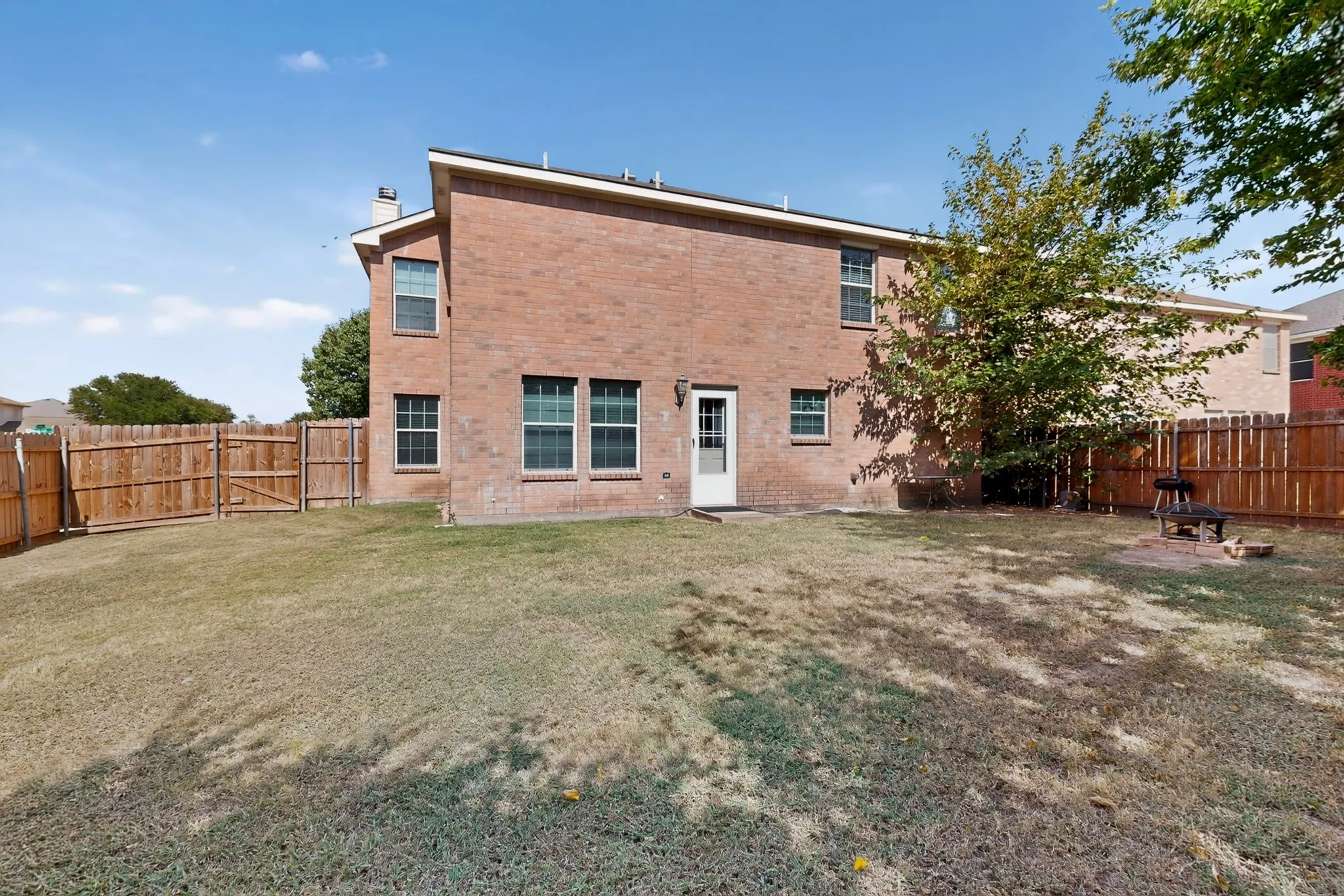 Single Family Residence For Sale in Dallas County , 5403 Maverick Drive, Grand Prairie, Texas 75052, 3 Bedroom, 3 Bathroom, 2 Garage spaces, 2,383 Sqft, built in 2004, mls#21347579, Real Estate Agent in Grand Prairie, Homes For Sale in Dallas county, Homes For Sale in Grand Prairie, Realtor in Grand Prairie Texas, Real Estate Brokerage Independent Realty Texas, Luminita Cordes Realtor