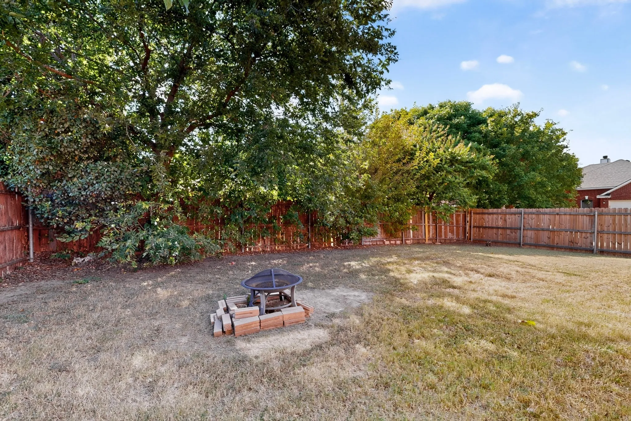 Single Family Residence For Sale in Dallas County , 5403 Maverick Drive, Grand Prairie, Texas 75052, 3 Bedroom, 3 Bathroom, 2 Garage spaces, 2,383 Sqft, built in 2004, mls#21347579, Real Estate Agent in Grand Prairie, Homes For Sale in Dallas county, Homes For Sale in Grand Prairie, Realtor in Grand Prairie Texas, Real Estate Brokerage Independent Realty Texas, Luminita Cordes Realtor