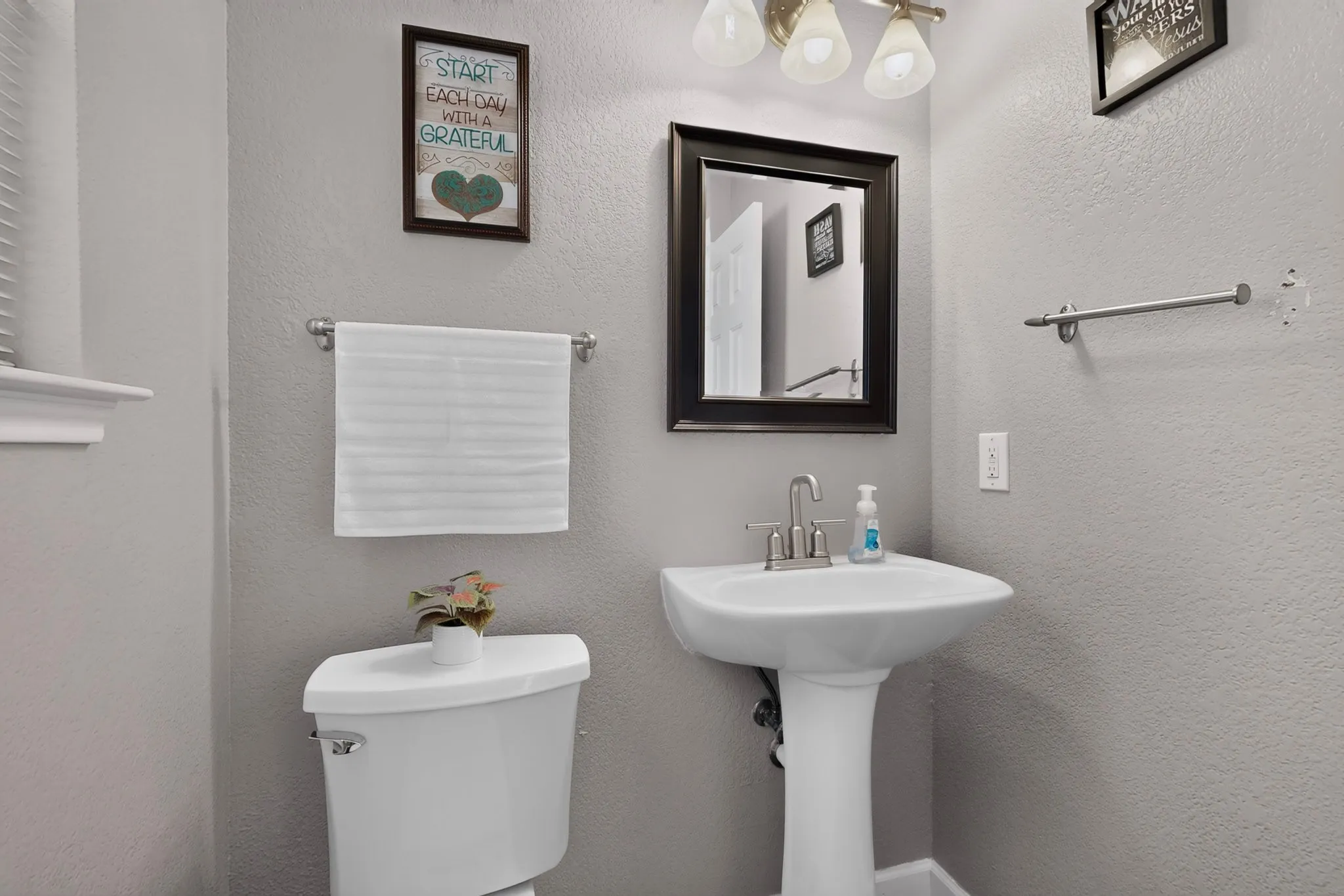 Single Family Residence For Sale in Dallas County , 5403 Maverick Drive, Grand Prairie, Texas 75052, 3 Bedroom, 3 Bathroom, 2 Garage spaces, 2,383 Sqft, built in 2004, mls#21347579, Real Estate Agent in Grand Prairie, Homes For Sale in Dallas county, Homes For Sale in Grand Prairie, Realtor in Grand Prairie Texas, Real Estate Brokerage Independent Realty Texas, Luminita Cordes Realtor