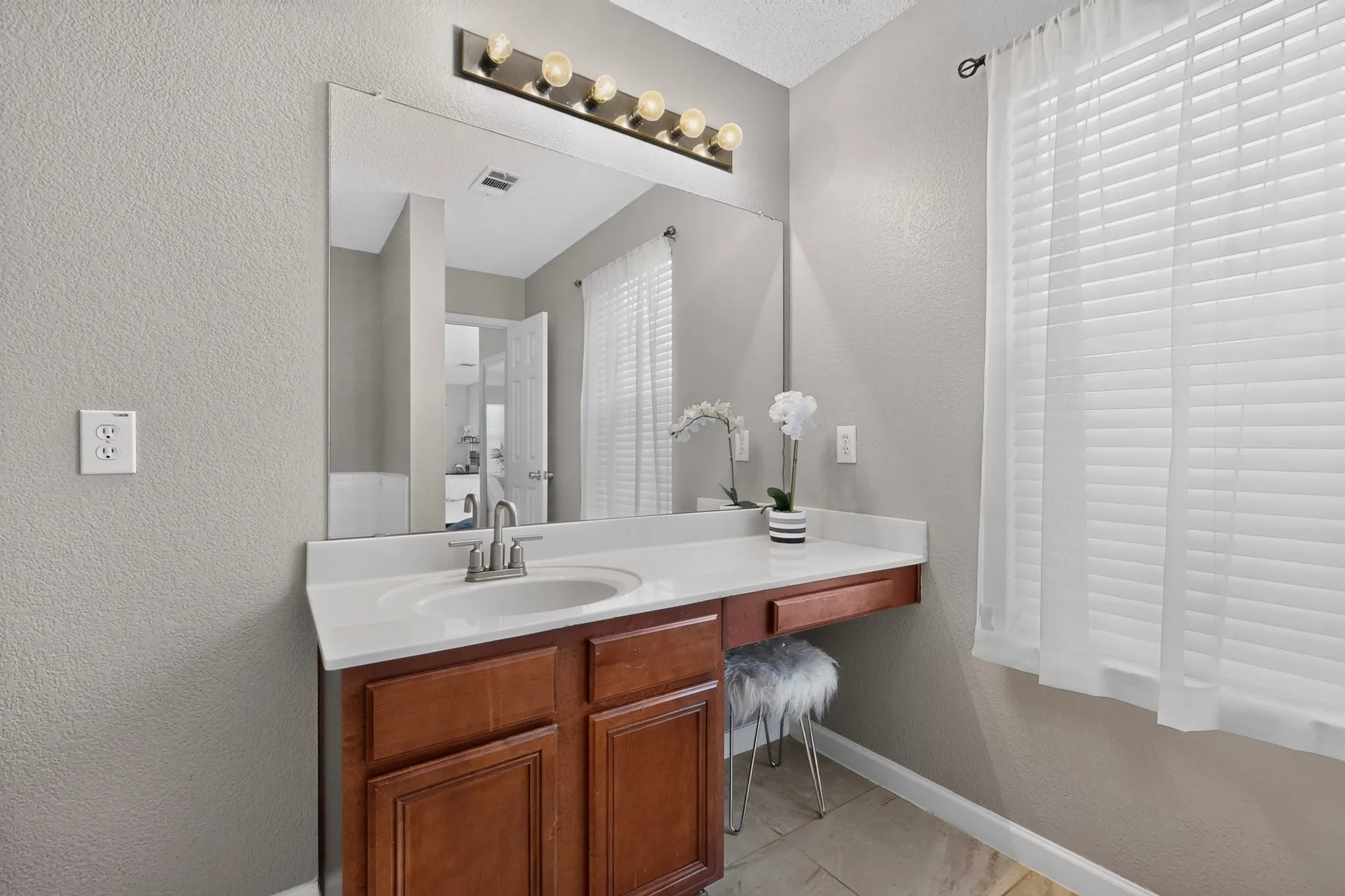 Single Family Residence For Sale in Dallas County , 5403 Maverick Drive, Grand Prairie, Texas 75052, 3 Bedroom, 3 Bathroom, 2 Garage spaces, 2,383 Sqft, built in 2004, mls#21347579, Real Estate Agent in Grand Prairie, Homes For Sale in Dallas county, Homes For Sale in Grand Prairie, Realtor in Grand Prairie Texas, Real Estate Brokerage Independent Realty Texas, Luminita Cordes Realtor