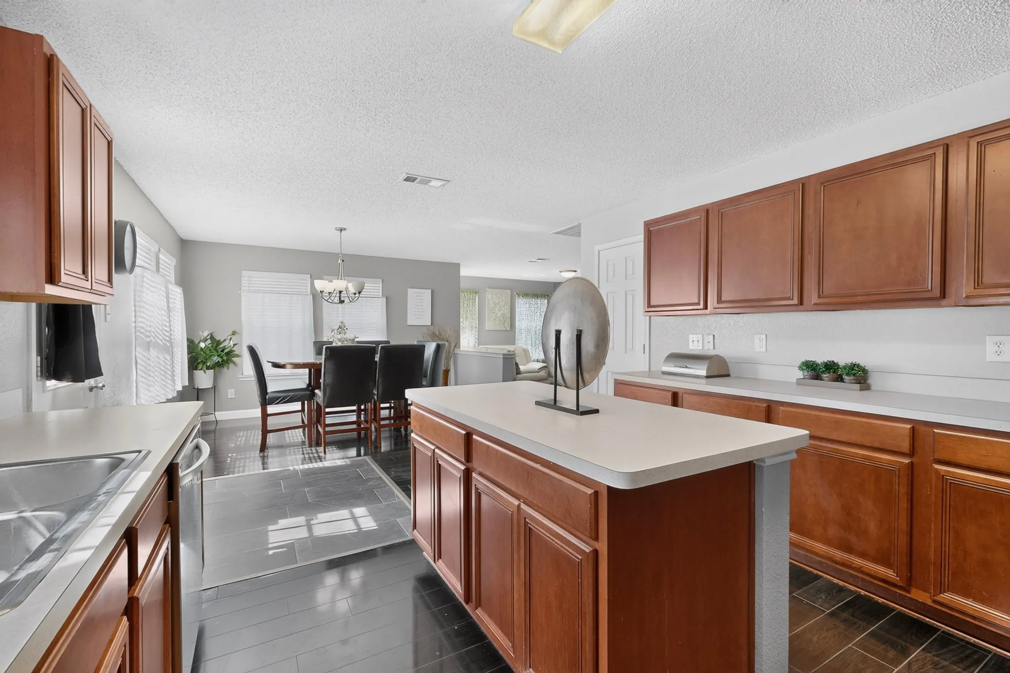 Single Family Residence For Sale in Dallas County , 5403 Maverick Drive, Grand Prairie, Texas 75052, 3 Bedroom, 3 Bathroom, 2 Garage spaces, 2,383 Sqft, built in 2004, mls#21347579, Real Estate Agent in Grand Prairie, Homes For Sale in Dallas county, Homes For Sale in Grand Prairie, Realtor in Grand Prairie Texas, Real Estate Brokerage Independent Realty Texas, Luminita Cordes Realtor