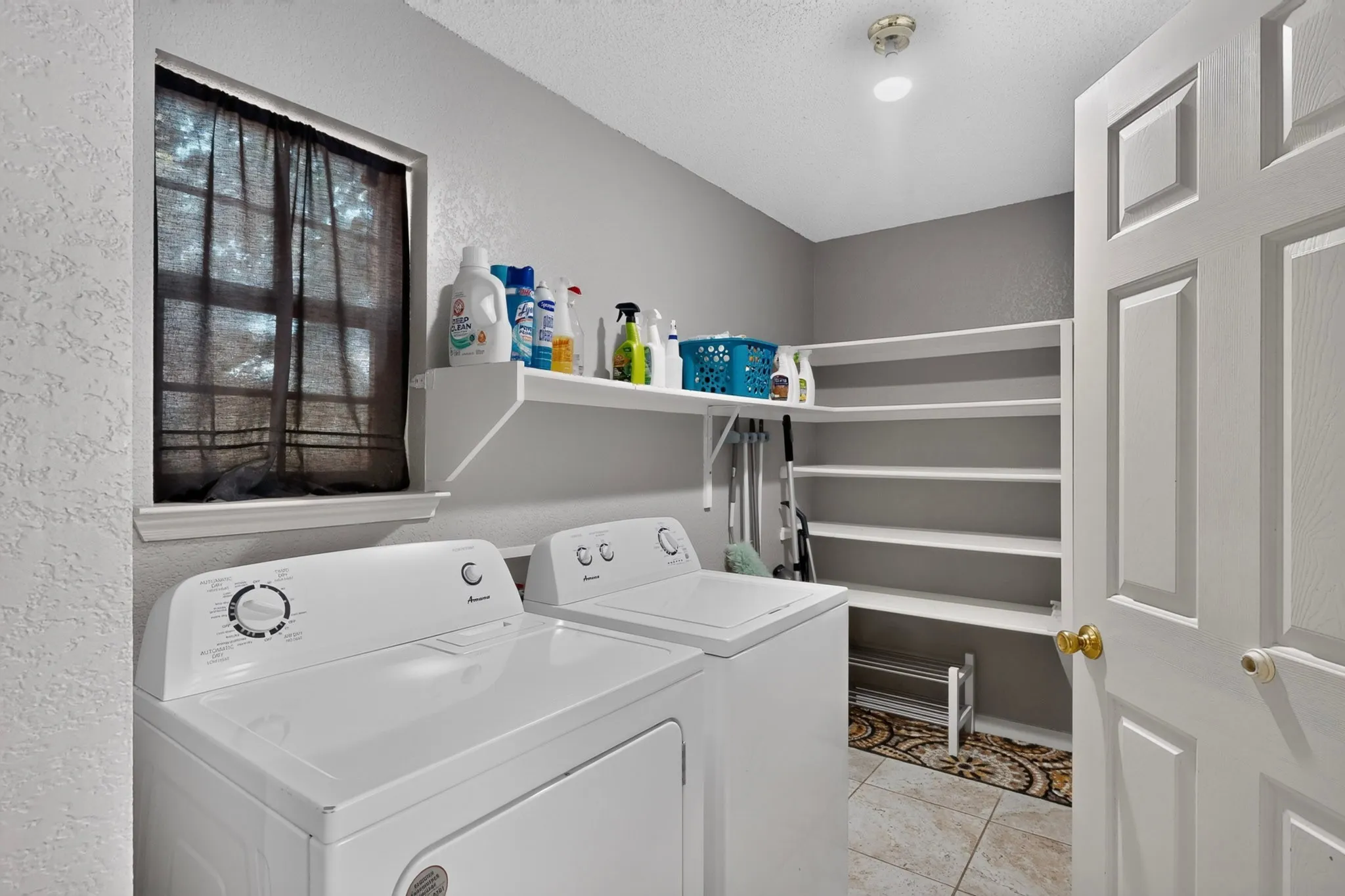 Single Family Residence For Sale in Dallas County , 5403 Maverick Drive, Grand Prairie, Texas 75052, 3 Bedroom, 3 Bathroom, 2 Garage spaces, 2,383 Sqft, built in 2004, mls#21347579, Real Estate Agent in Grand Prairie, Homes For Sale in Dallas county, Homes For Sale in Grand Prairie, Realtor in Grand Prairie Texas, Real Estate Brokerage Independent Realty Texas, Luminita Cordes Realtor