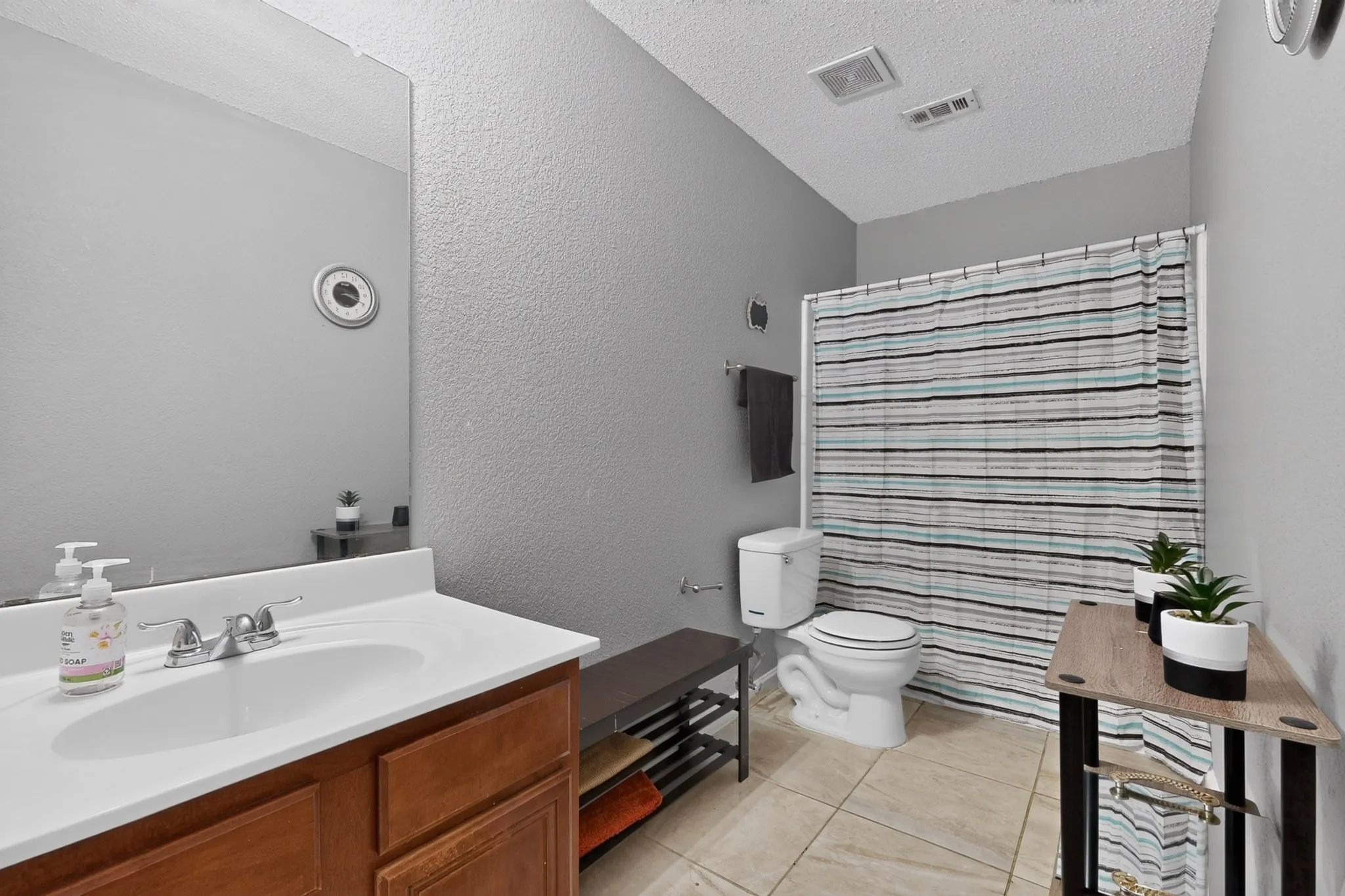 Single Family Residence For Sale in Dallas County , 5403 Maverick Drive, Grand Prairie, Texas 75052, 3 Bedroom, 3 Bathroom, 2 Garage spaces, 2,383 Sqft, built in 2004, mls#21347579, Real Estate Agent in Grand Prairie, Homes For Sale in Dallas county, Homes For Sale in Grand Prairie, Realtor in Grand Prairie Texas, Real Estate Brokerage Independent Realty Texas, Luminita Cordes Realtor