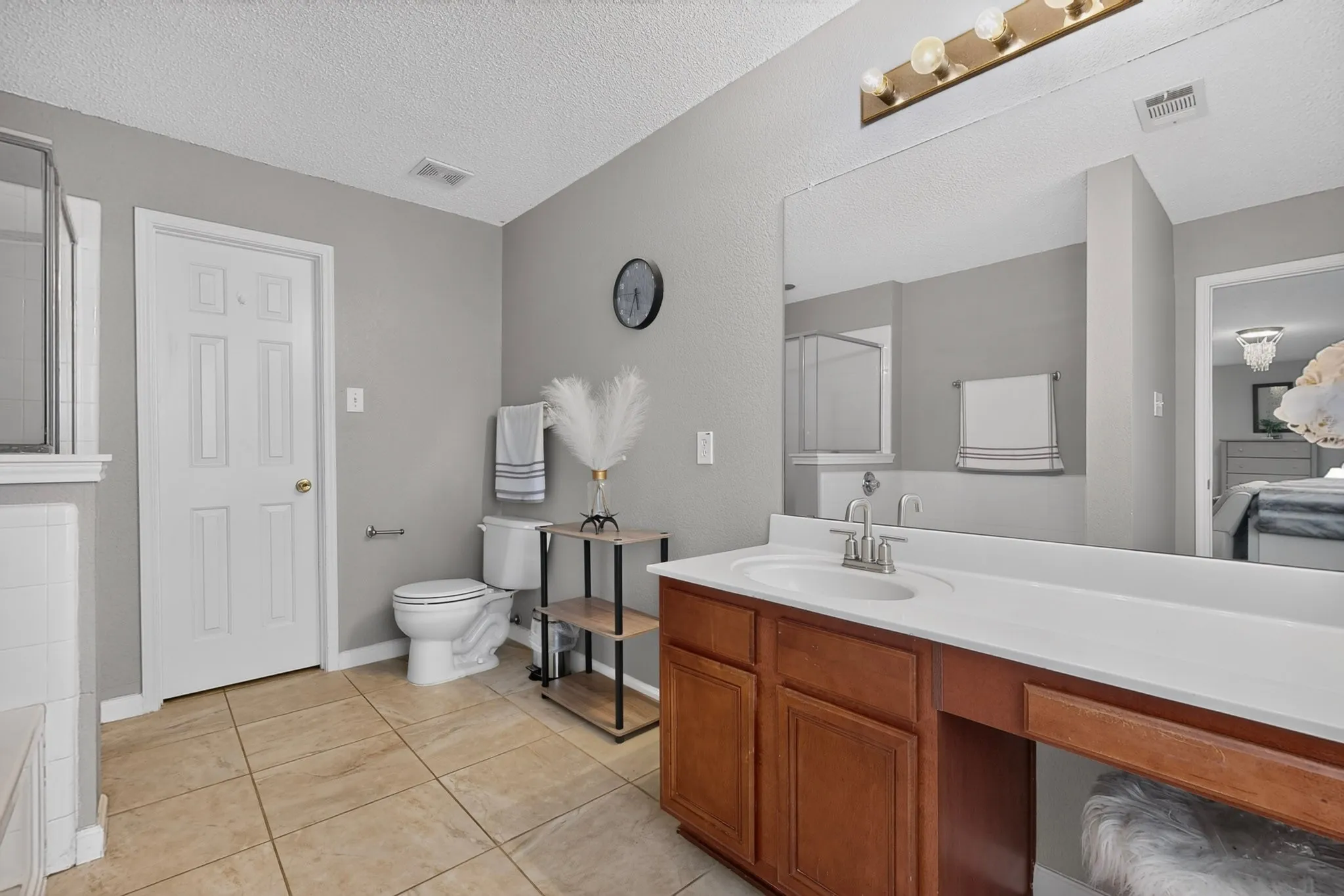Single Family Residence For Sale in Dallas County , 5403 Maverick Drive, Grand Prairie, Texas 75052, 3 Bedroom, 3 Bathroom, 2 Garage spaces, 2,383 Sqft, built in 2004, mls#21347579, Real Estate Agent in Grand Prairie, Homes For Sale in Dallas county, Homes For Sale in Grand Prairie, Realtor in Grand Prairie Texas, Real Estate Brokerage Independent Realty Texas, Luminita Cordes Realtor