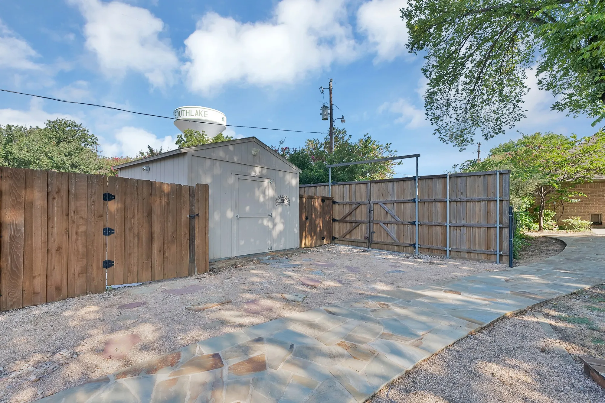 Single Family Residence For Sale in Tarrant County , 165 E Dove Road, Southlake, Texas 76092, 4 Bedroom, 3 Bathroom, 3 Garage spaces, 2,615 Sqft, built in 1993, mls#21350090, Real Estate Agent in Southlake, Homes For Sale in Tarrant county, Homes For Sale in Southlake, Realtor in Southlake Texas, Real Estate Brokerage Independent Realty Texas, Luminita Cordes Realtor