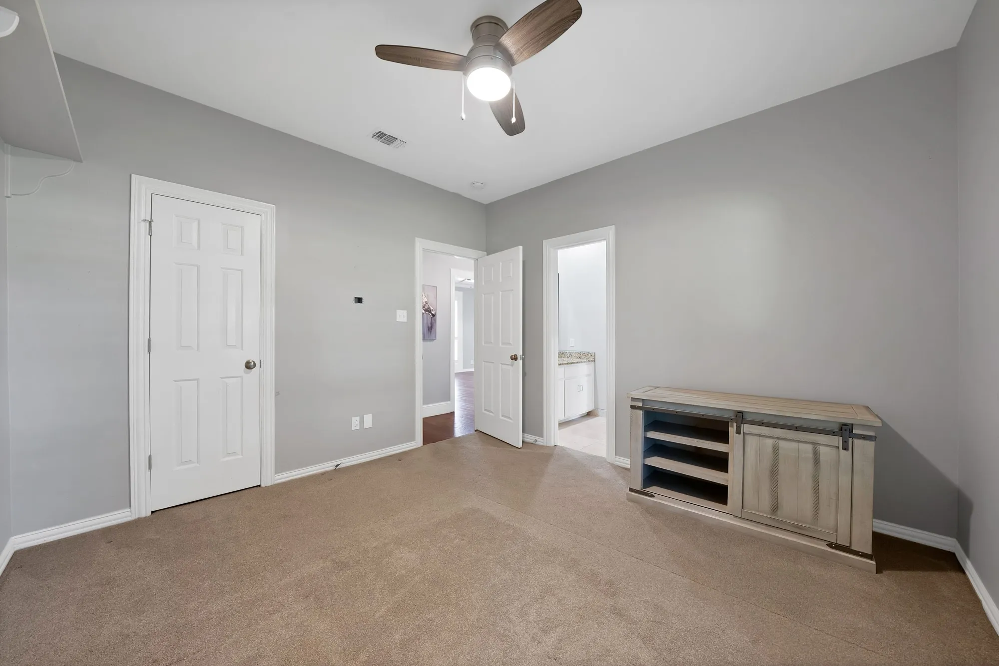 Single Family Residence For Sale in Tarrant County , 165 E Dove Road, Southlake, Texas 76092, 4 Bedroom, 3 Bathroom, 3 Garage spaces, 2,615 Sqft, built in 1993, mls#21350090, Real Estate Agent in Southlake, Homes For Sale in Tarrant county, Homes For Sale in Southlake, Realtor in Southlake Texas, Real Estate Brokerage Independent Realty Texas, Luminita Cordes Realtor