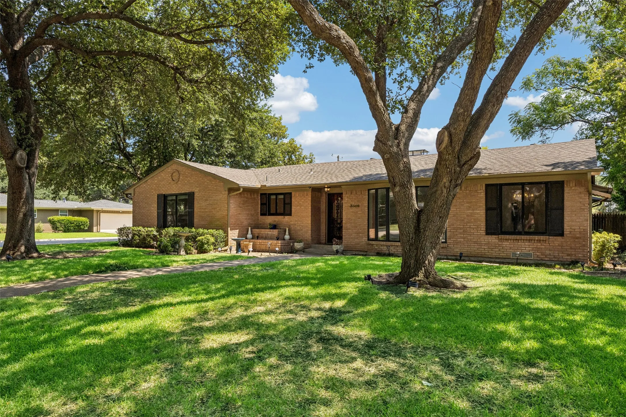 Single Family Residence For Rent in Dallas County , 3566 Princess Lane, Dallas, Texas 75229, 3 Bedroom, 2 Bathroom, 2 Garage spaces, 1,859 Sqft, built in 1956, mls#21350477, Real Estate Agent in Dallas, Homes For Rent in Dallas county, Homes For Rent in Dallas, Realtor in Dallas Texas, Real Estate Brokerage Independent Realty Texas, Luminita Cordes Realtor