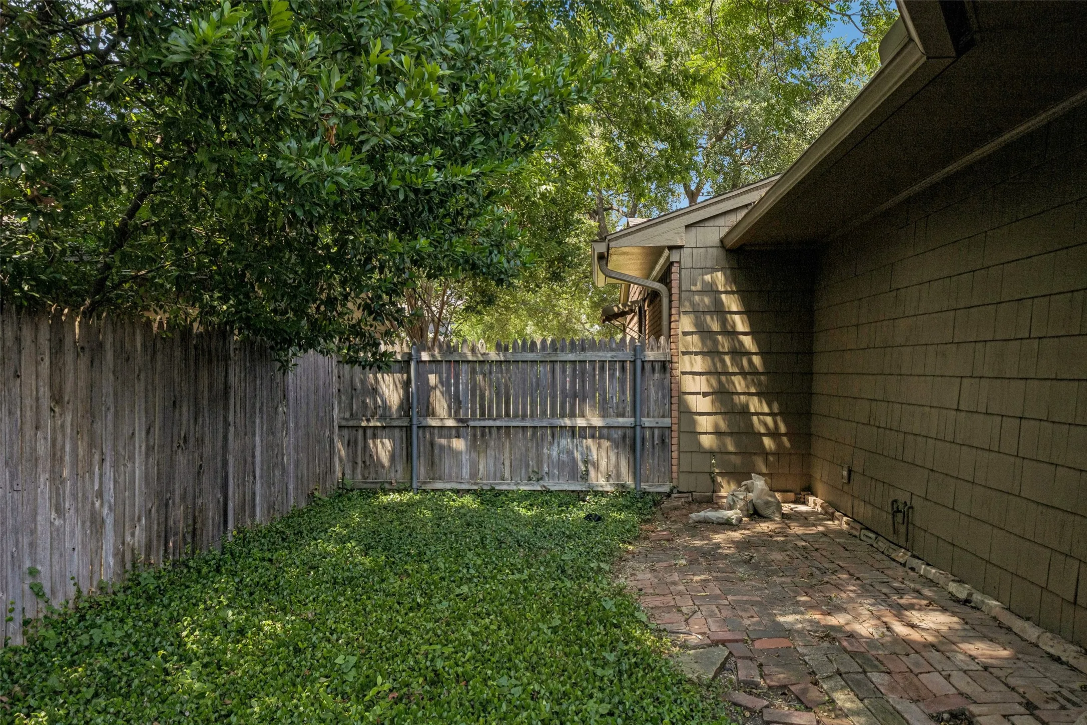 Single Family Residence For Rent in Dallas County , 3566 Princess Lane, Dallas, Texas 75229, 3 Bedroom, 2 Bathroom, 2 Garage spaces, 1,859 Sqft, built in 1956, mls#21350477, Real Estate Agent in Dallas, Homes For Rent in Dallas county, Homes For Rent in Dallas, Realtor in Dallas Texas, Real Estate Brokerage Independent Realty Texas, Luminita Cordes Realtor