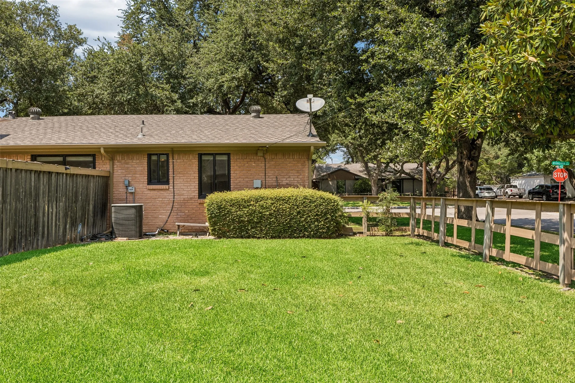 Single Family Residence For Rent in Dallas County , 3566 Princess Lane, Dallas, Texas 75229, 3 Bedroom, 2 Bathroom, 2 Garage spaces, 1,859 Sqft, built in 1956, mls#21350477, Real Estate Agent in Dallas, Homes For Rent in Dallas county, Homes For Rent in Dallas, Realtor in Dallas Texas, Real Estate Brokerage Independent Realty Texas, Luminita Cordes Realtor