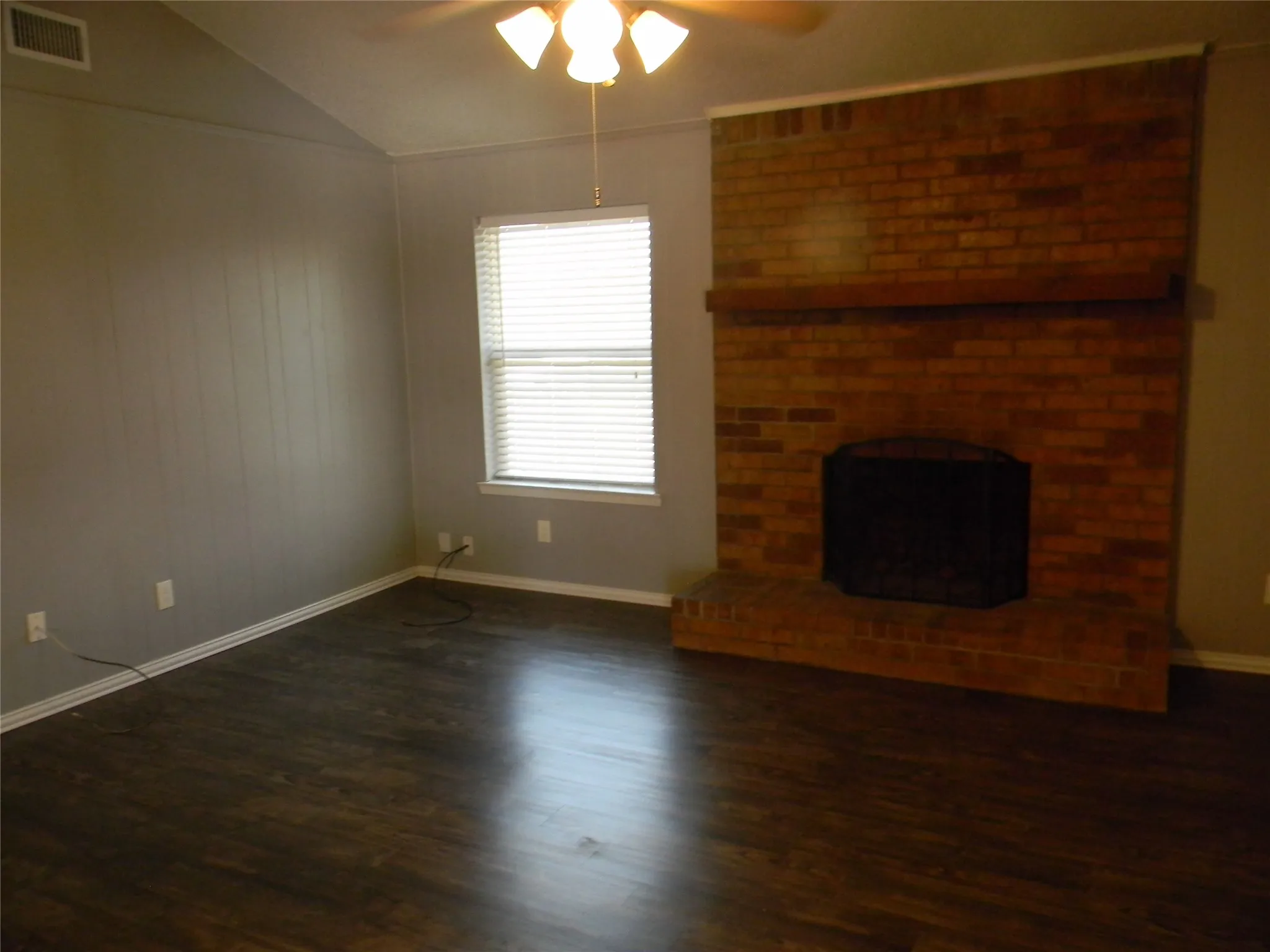 Duplex For Rent in Tarrant County , 7024 Crosstimbers Lane, North Richland Hills, Texas 76182, 2 Bedroom, 2 Bathroom, Garage spaces, 1,008 Sqft, built in 1983, mls#21350670, Real Estate Agent in North Richland Hills, Homes For Rent in Tarrant county, Homes For Rent in North Richland Hills, Realtor in North Richland Hills Texas, Real Estate Brokerage Independent Realty Texas, Luminita Cordes Realtor