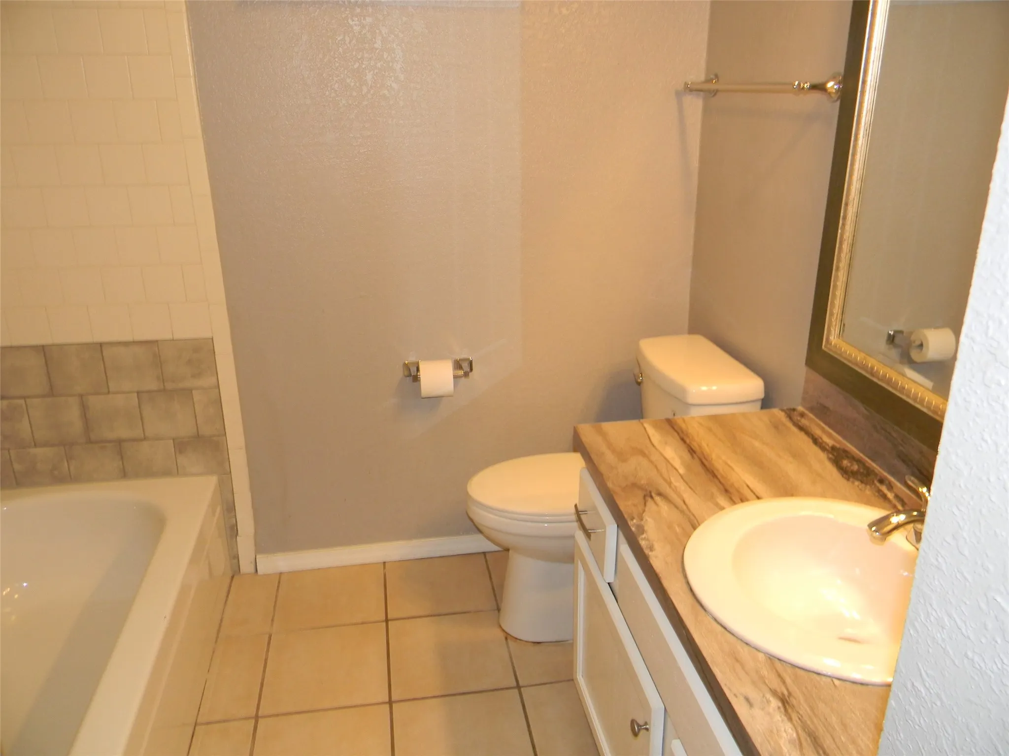 Duplex For Rent in Tarrant County , 7024 Crosstimbers Lane, North Richland Hills, Texas 76182, 2 Bedroom, 2 Bathroom, Garage spaces, 1,008 Sqft, built in 1983, mls#21350670, Real Estate Agent in North Richland Hills, Homes For Rent in Tarrant county, Homes For Rent in North Richland Hills, Realtor in North Richland Hills Texas, Real Estate Brokerage Independent Realty Texas, Luminita Cordes Realtor