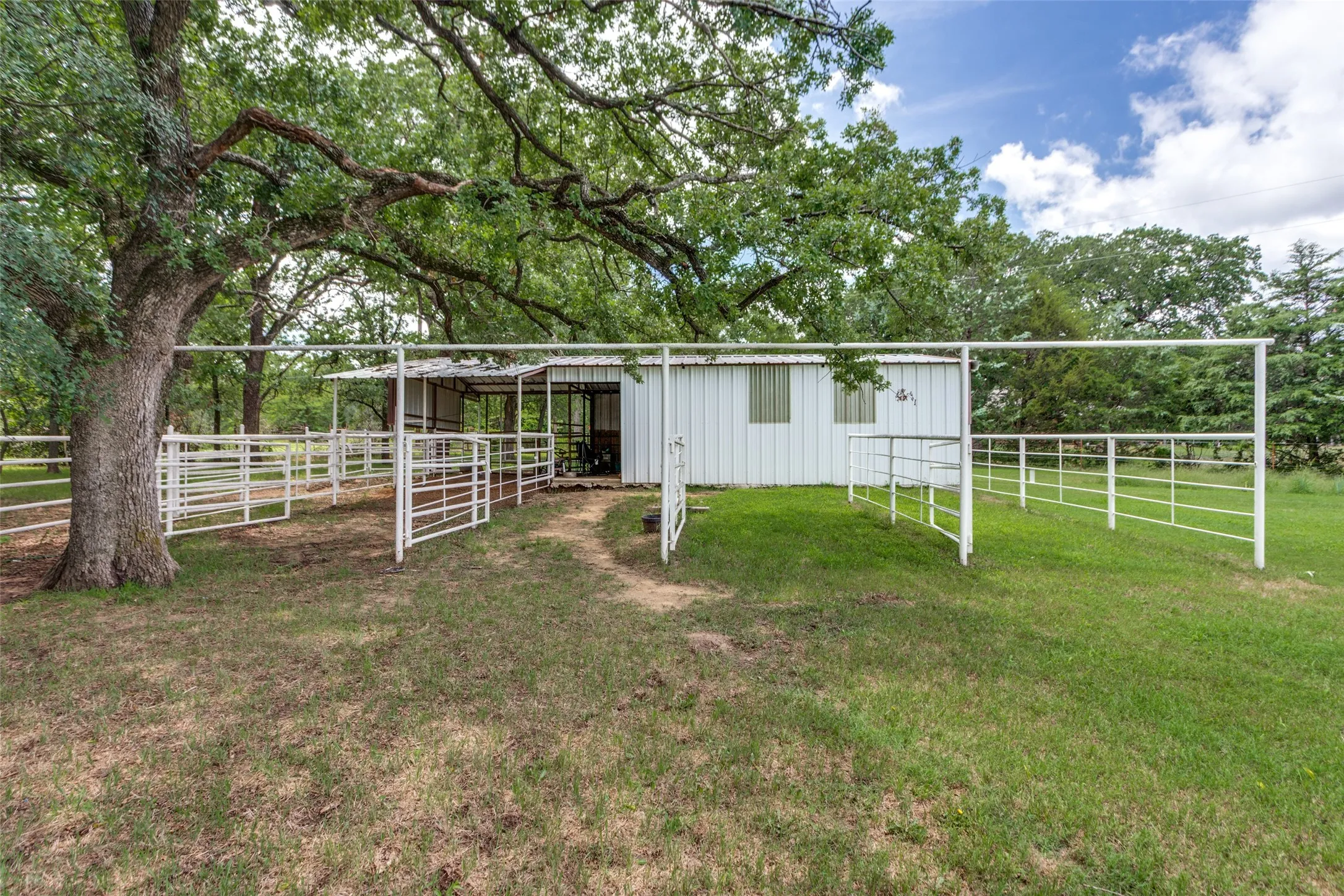 Single Family Residence For Sale in Wise County , 412 Paradise Canyon Circle, Paradise, Texas 76073, 5 Bedroom, 3 Bathroom, 2 Garage spaces, 2,528 Sqft, built in 1999, mls#21350672, Real Estate Agent in Paradise, Homes For Sale in Wise county, Homes For Sale in Paradise, Realtor in Paradise Texas, Real Estate Brokerage Independent Realty Texas, Luminita Cordes Realtor