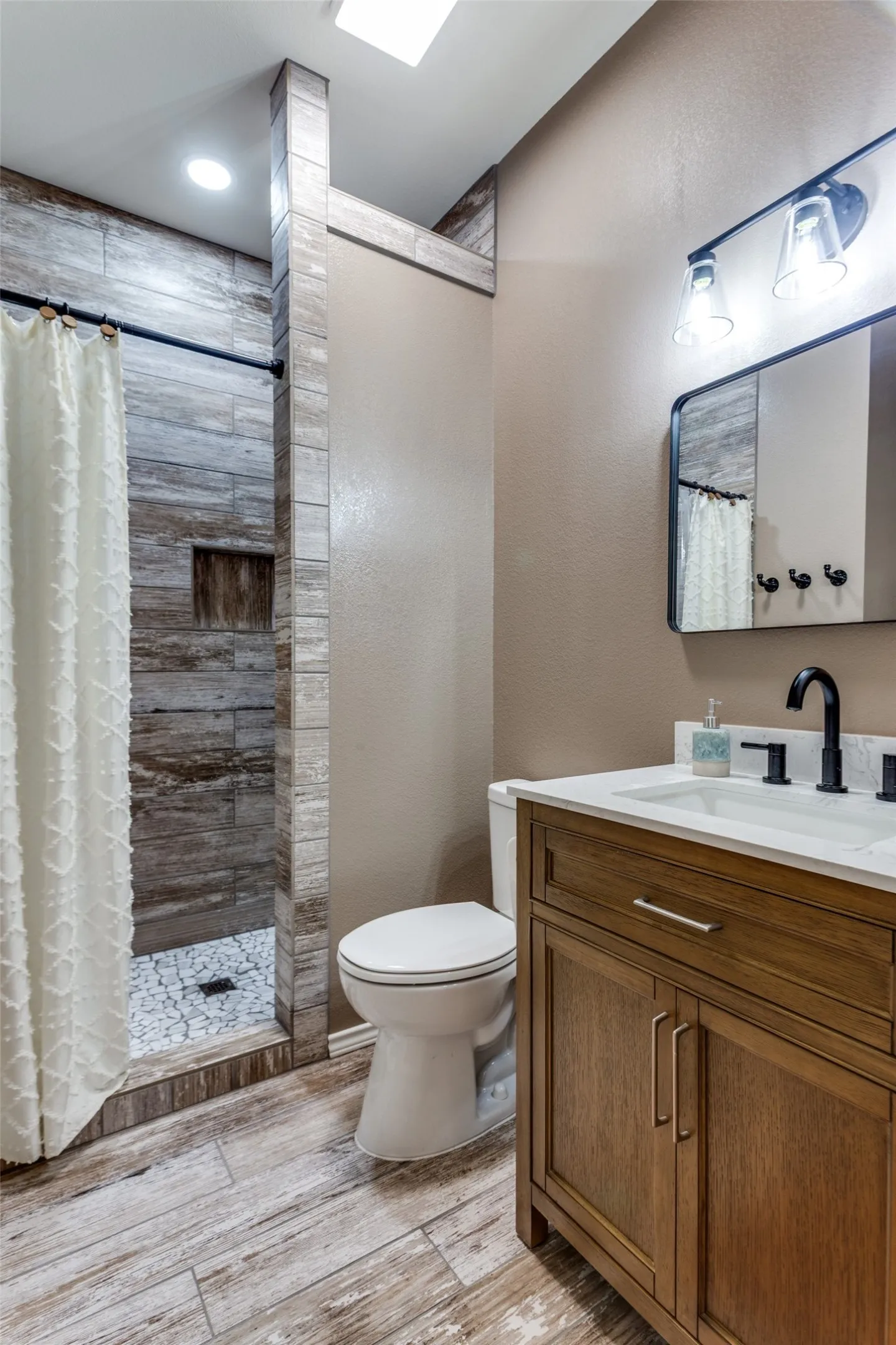 Single Family Residence For Sale in Wise County , 412 Paradise Canyon Circle, Paradise, Texas 76073, 5 Bedroom, 3 Bathroom, 2 Garage spaces, 2,528 Sqft, built in 1999, mls#21350672, Real Estate Agent in Paradise, Homes For Sale in Wise county, Homes For Sale in Paradise, Realtor in Paradise Texas, Real Estate Brokerage Independent Realty Texas, Luminita Cordes Realtor