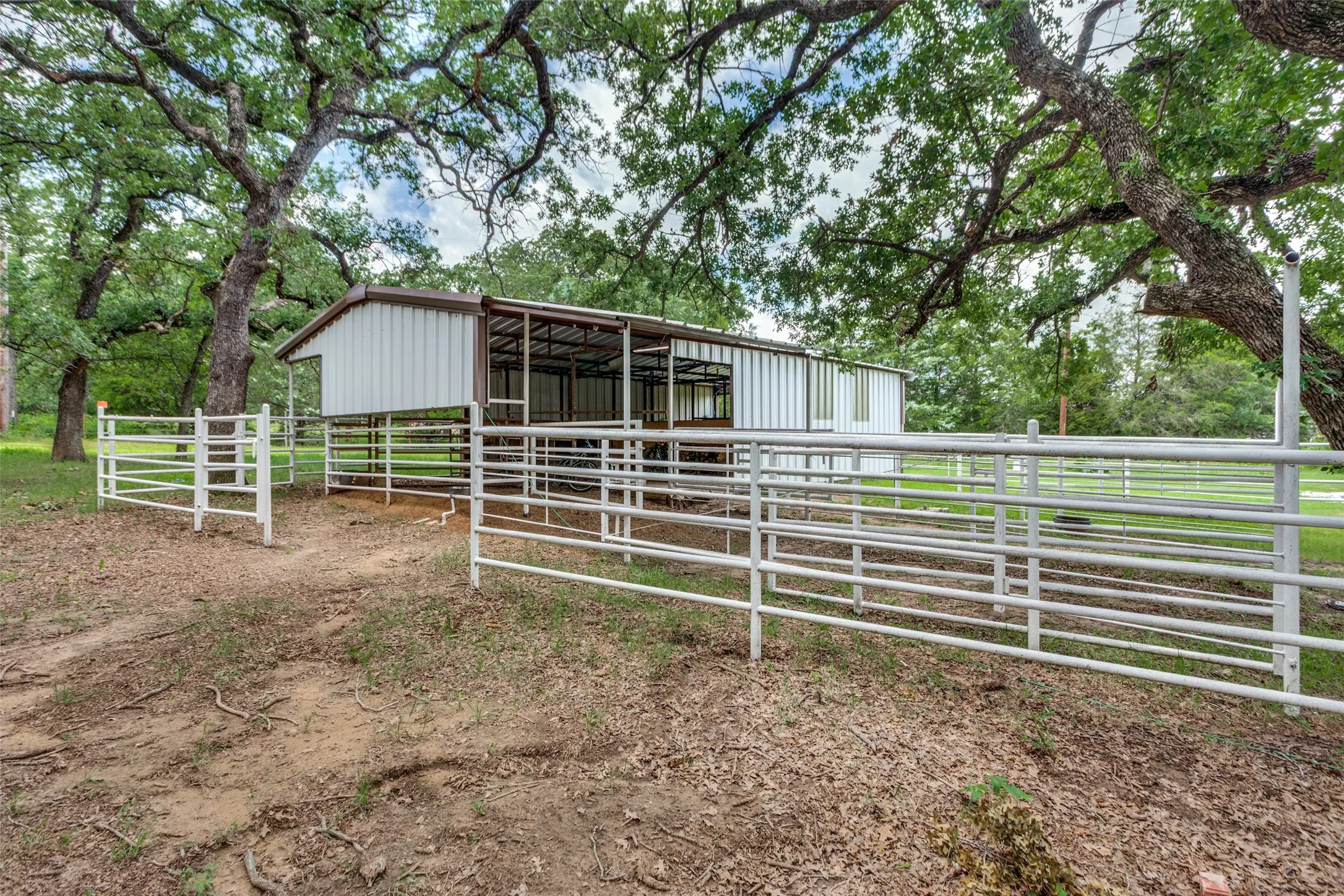 Single Family Residence For Sale in Wise County , 412 Paradise Canyon Circle, Paradise, Texas 76073, 5 Bedroom, 3 Bathroom, 2 Garage spaces, 2,528 Sqft, built in 1999, mls#21350672, Real Estate Agent in Paradise, Homes For Sale in Wise county, Homes For Sale in Paradise, Realtor in Paradise Texas, Real Estate Brokerage Independent Realty Texas, Luminita Cordes Realtor