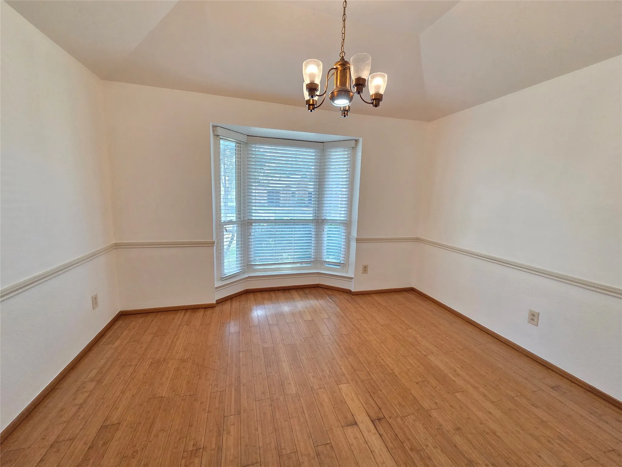 Single Family Residence For Rent in Denton County , 2011 Stradivarius Lane, Carrollton, Texas 75007, 3 Bedroom, 2 Bathroom, 2 Garage spaces, 1,419 Sqft, built in 1983, mls#21350615, Real Estate Agent in Carrollton, Homes For Rent in Denton county, Homes For Rent in Carrollton, Realtor in Carrollton Texas, Real Estate Brokerage Independent Realty Texas, Luminita Cordes Realtor