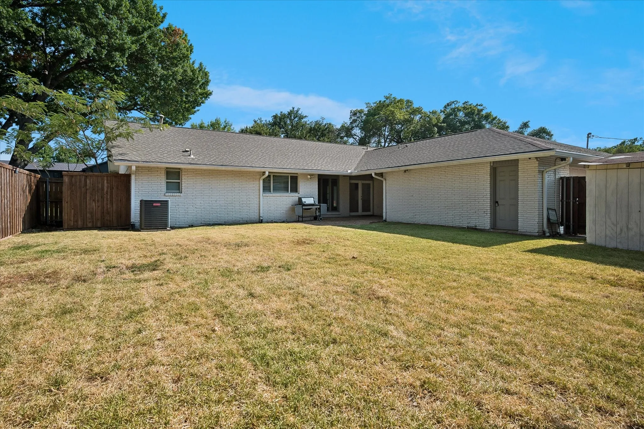 Single Family Residence For Sale in Dallas County , 3237 Timberview Road, Dallas, Texas 75229, 3 Bedroom, 3 Bathroom, 2 Garage spaces, 2,145 Sqft, built in 1962, mls#21350230, Real Estate Agent in Dallas, Homes For Sale in Dallas county, Homes For Sale in Dallas, Realtor in Dallas Texas, Real Estate Brokerage Independent Realty Texas, Luminita Cordes Realtor