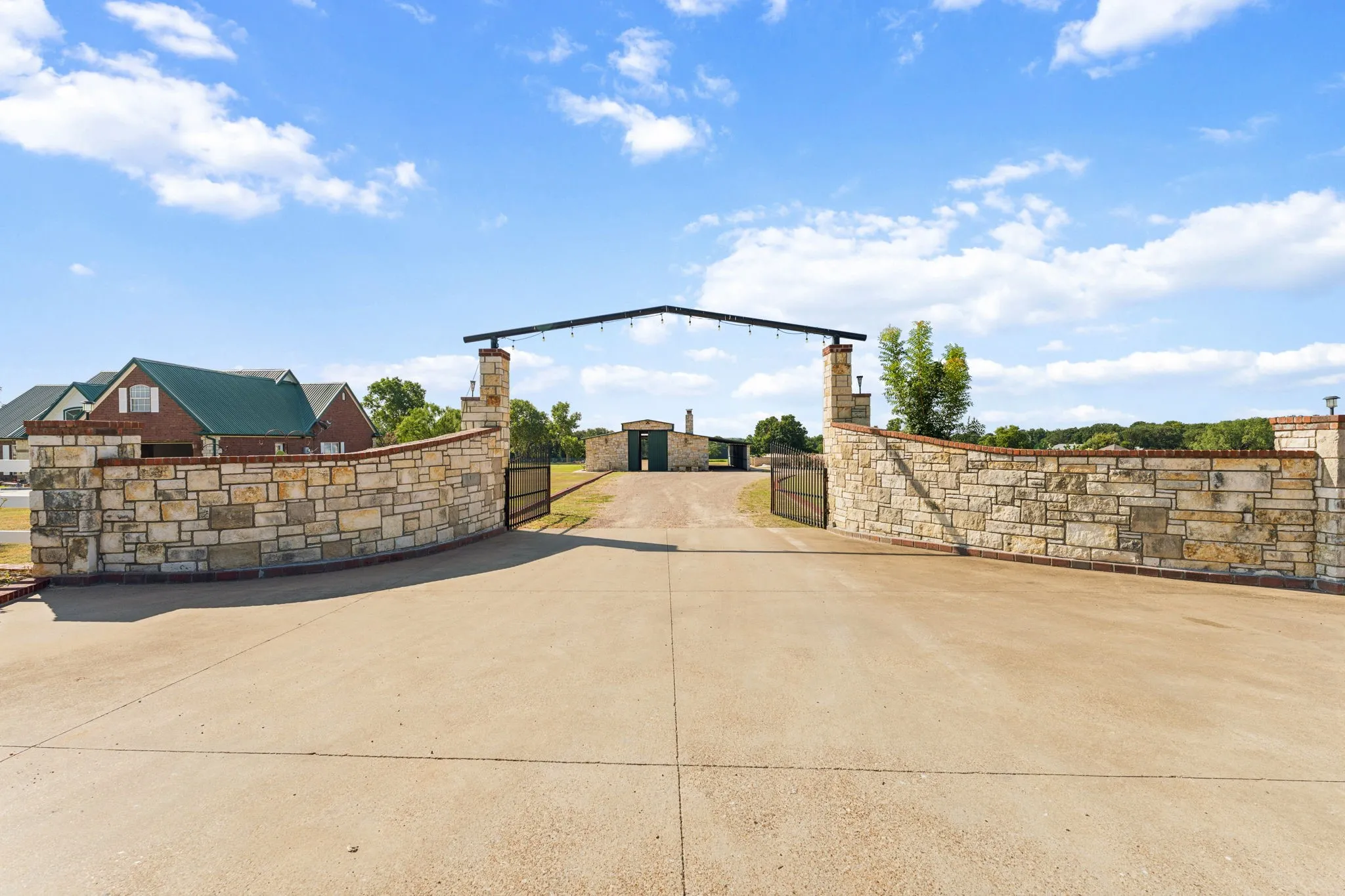 Single Family Residence For Sale in Hood County , 6017 Acton Meadows Court, Granbury, Texas 76049, 3 Bedroom, 2 Bathroom, 2 Garage spaces, 2,014 Sqft, built in 2002, mls#21346745, Real Estate Agent in Granbury, Homes For Sale in Hood county, Homes For Sale in Granbury, Realtor in Granbury Texas, Real Estate Brokerage Independent Realty Texas, Luminita Cordes Realtor