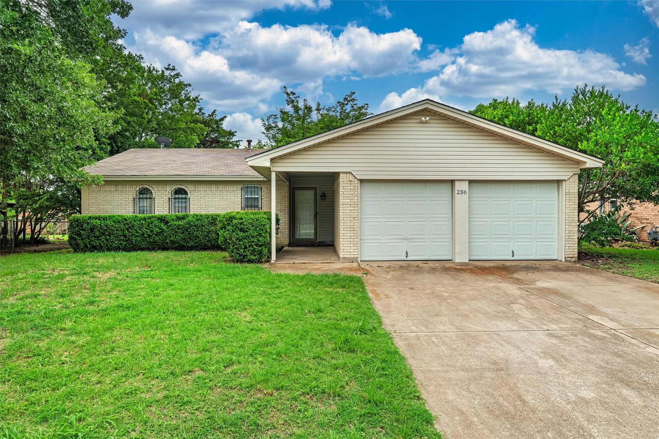 Single Family Residence For Rent in Tarrant County , 236 E Cunningham Avenue, Crowley, Texas 76036, 3 Bedroom, 2 Bathroom, 2 Garage spaces, 1,149 Sqft, built in 1974, mls#21350687, Real Estate Agent in Crowley, Homes For Rent in Tarrant county, Homes For Rent in Crowley, Realtor in Crowley Texas, Real Estate Brokerage Independent Realty Texas, Luminita Cordes Realtor