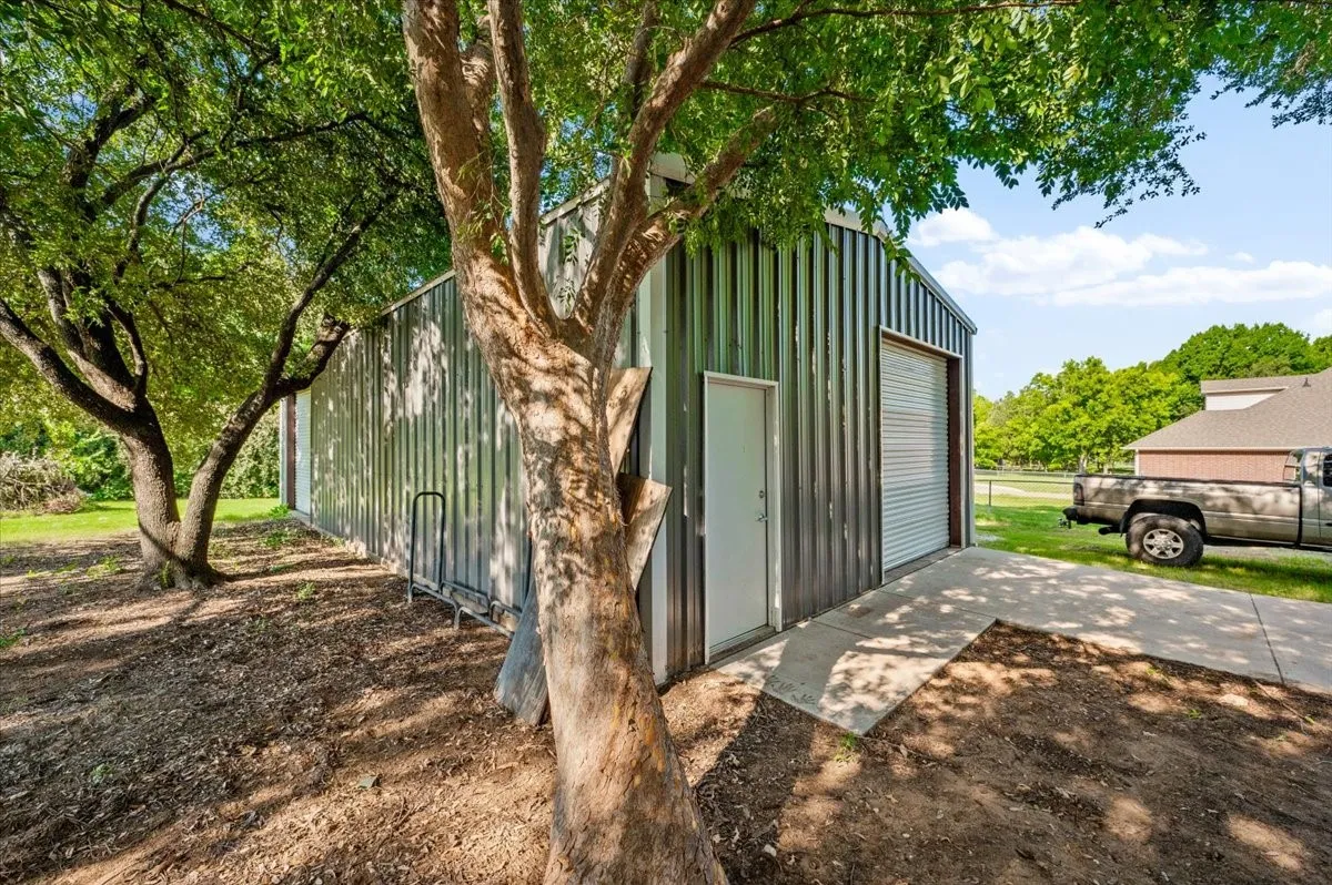 Single Family Residence For Sale in Johnson County , 209 Live Oak Lane, Burleson, Texas 76028, 3 Bedroom, 2 Bathroom, 1 Garage spaces, 2,314 Sqft, built in 1983, mls#21337938, Real Estate Agent in Burleson, Homes For Sale in Johnson county, Homes For Sale in Burleson, Realtor in Burleson Texas, Real Estate Brokerage Independent Realty Texas, Luminita Cordes Realtor