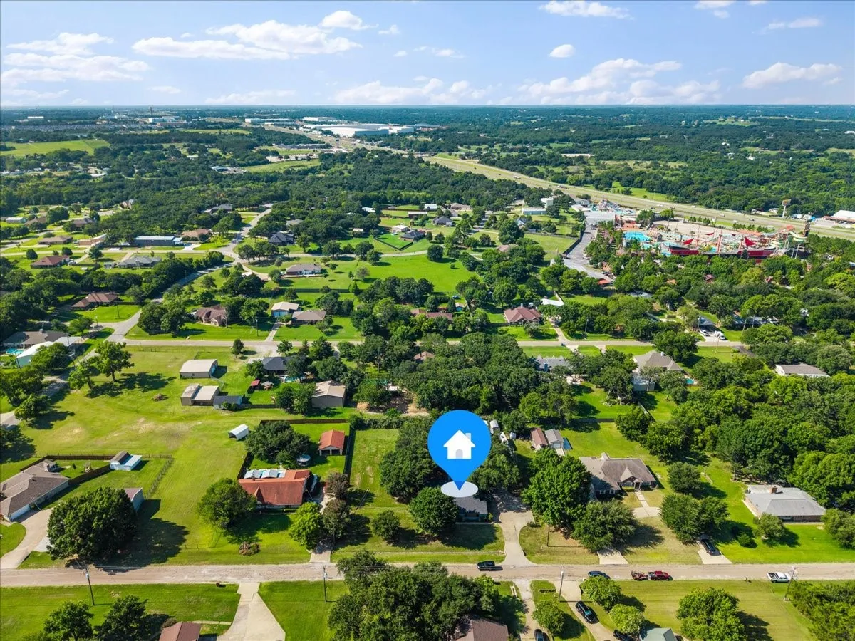 Single Family Residence For Sale in Johnson County , 209 Live Oak Lane, Burleson, Texas 76028, 3 Bedroom, 2 Bathroom, 1 Garage spaces, 2,314 Sqft, built in 1983, mls#21337938, Real Estate Agent in Burleson, Homes For Sale in Johnson county, Homes For Sale in Burleson, Realtor in Burleson Texas, Real Estate Brokerage Independent Realty Texas, Luminita Cordes Realtor