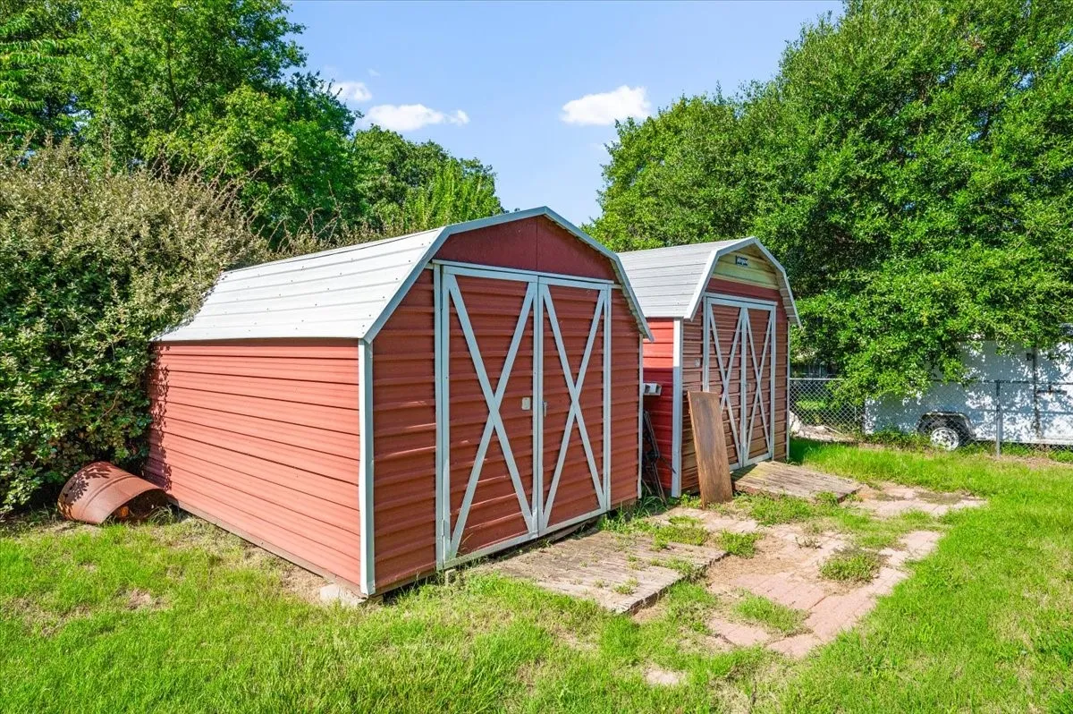 Single Family Residence For Sale in Johnson County , 209 Live Oak Lane, Burleson, Texas 76028, 3 Bedroom, 2 Bathroom, 1 Garage spaces, 2,314 Sqft, built in 1983, mls#21337938, Real Estate Agent in Burleson, Homes For Sale in Johnson county, Homes For Sale in Burleson, Realtor in Burleson Texas, Real Estate Brokerage Independent Realty Texas, Luminita Cordes Realtor