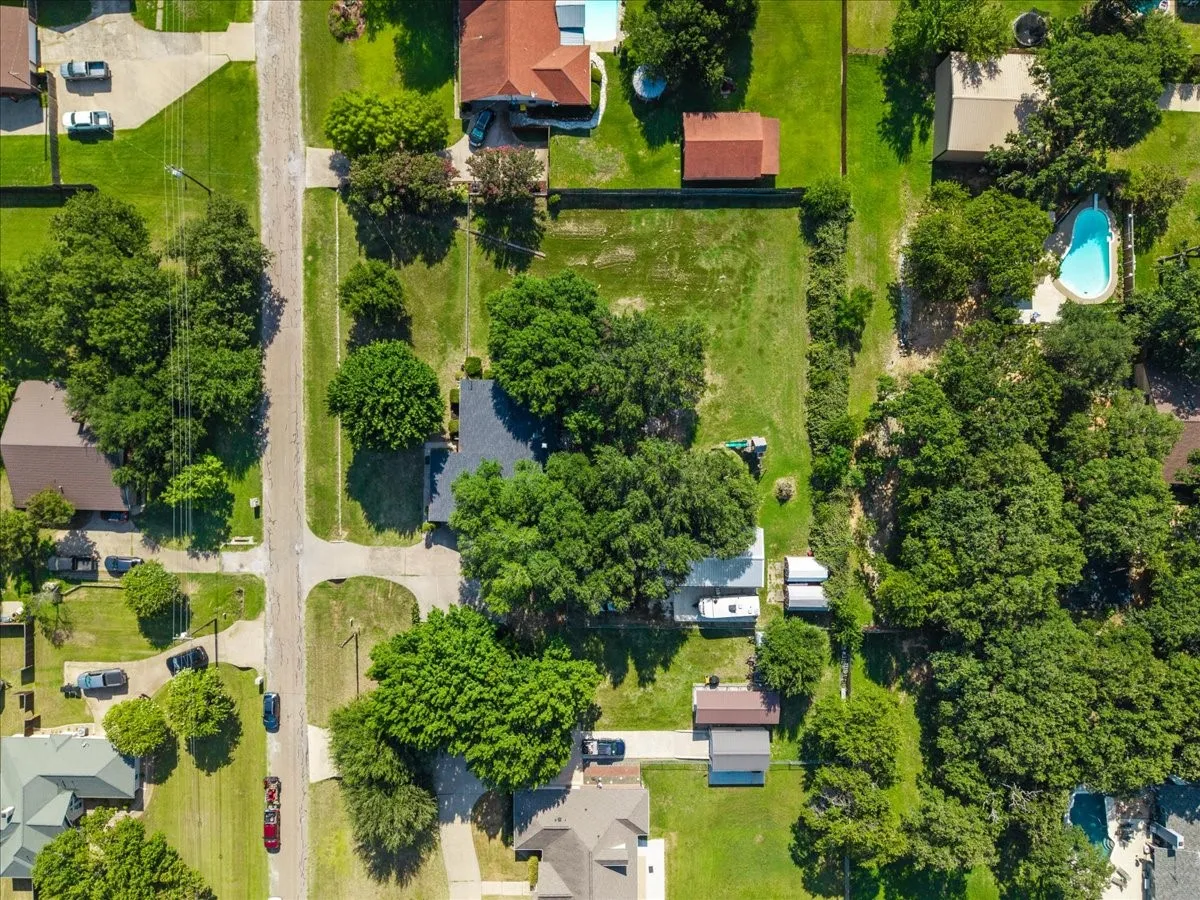 Single Family Residence For Sale in Johnson County , 209 Live Oak Lane, Burleson, Texas 76028, 3 Bedroom, 2 Bathroom, 1 Garage spaces, 2,314 Sqft, built in 1983, mls#21337938, Real Estate Agent in Burleson, Homes For Sale in Johnson county, Homes For Sale in Burleson, Realtor in Burleson Texas, Real Estate Brokerage Independent Realty Texas, Luminita Cordes Realtor