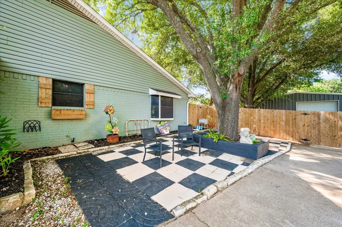 Single Family Residence For Sale in Johnson County , 209 Live Oak Lane, Burleson, Texas 76028, 3 Bedroom, 2 Bathroom, 1 Garage spaces, 2,314 Sqft, built in 1983, mls#21337938, Real Estate Agent in Burleson, Homes For Sale in Johnson county, Homes For Sale in Burleson, Realtor in Burleson Texas, Real Estate Brokerage Independent Realty Texas, Luminita Cordes Realtor