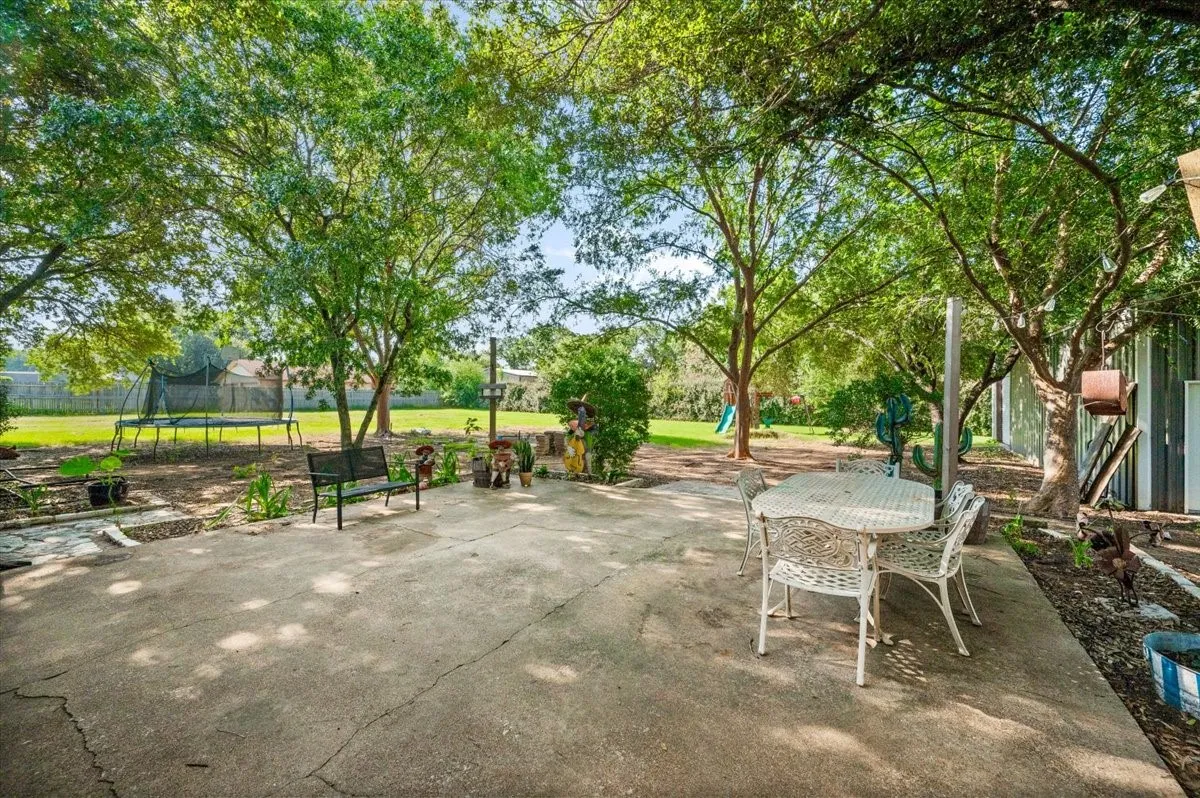 Single Family Residence For Sale in Johnson County , 209 Live Oak Lane, Burleson, Texas 76028, 3 Bedroom, 2 Bathroom, 1 Garage spaces, 2,314 Sqft, built in 1983, mls#21337938, Real Estate Agent in Burleson, Homes For Sale in Johnson county, Homes For Sale in Burleson, Realtor in Burleson Texas, Real Estate Brokerage Independent Realty Texas, Luminita Cordes Realtor