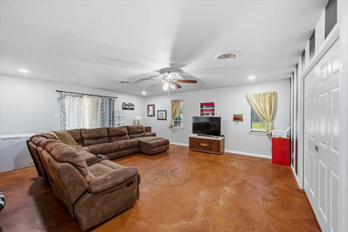 Single Family Residence For Sale in Johnson County , 209 Live Oak Lane, Burleson, Texas 76028, 3 Bedroom, 2 Bathroom, 1 Garage spaces, 2,314 Sqft, built in 1983, mls#21337938, Real Estate Agent in Burleson, Homes For Sale in Johnson county, Homes For Sale in Burleson, Realtor in Burleson Texas, Real Estate Brokerage Independent Realty Texas, Luminita Cordes Realtor