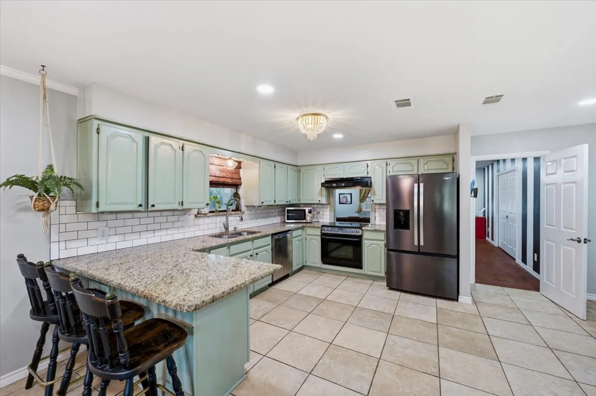 Single Family Residence For Sale in Johnson County , 209 Live Oak Lane, Burleson, Texas 76028, 3 Bedroom, 2 Bathroom, 1 Garage spaces, 2,314 Sqft, built in 1983, mls#21337938, Real Estate Agent in Burleson, Homes For Sale in Johnson county, Homes For Sale in Burleson, Realtor in Burleson Texas, Real Estate Brokerage Independent Realty Texas, Luminita Cordes Realtor
