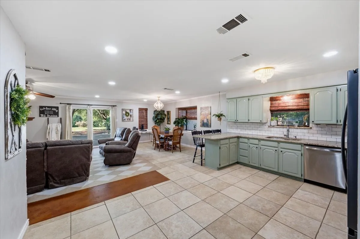 Single Family Residence For Sale in Johnson County , 209 Live Oak Lane, Burleson, Texas 76028, 3 Bedroom, 2 Bathroom, 1 Garage spaces, 2,314 Sqft, built in 1983, mls#21337938, Real Estate Agent in Burleson, Homes For Sale in Johnson county, Homes For Sale in Burleson, Realtor in Burleson Texas, Real Estate Brokerage Independent Realty Texas, Luminita Cordes Realtor