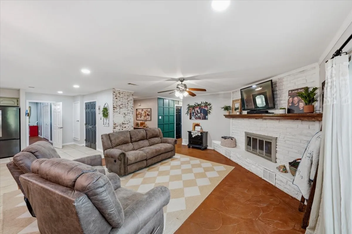 Single Family Residence For Sale in Johnson County , 209 Live Oak Lane, Burleson, Texas 76028, 3 Bedroom, 2 Bathroom, 1 Garage spaces, 2,314 Sqft, built in 1983, mls#21337938, Real Estate Agent in Burleson, Homes For Sale in Johnson county, Homes For Sale in Burleson, Realtor in Burleson Texas, Real Estate Brokerage Independent Realty Texas, Luminita Cordes Realtor