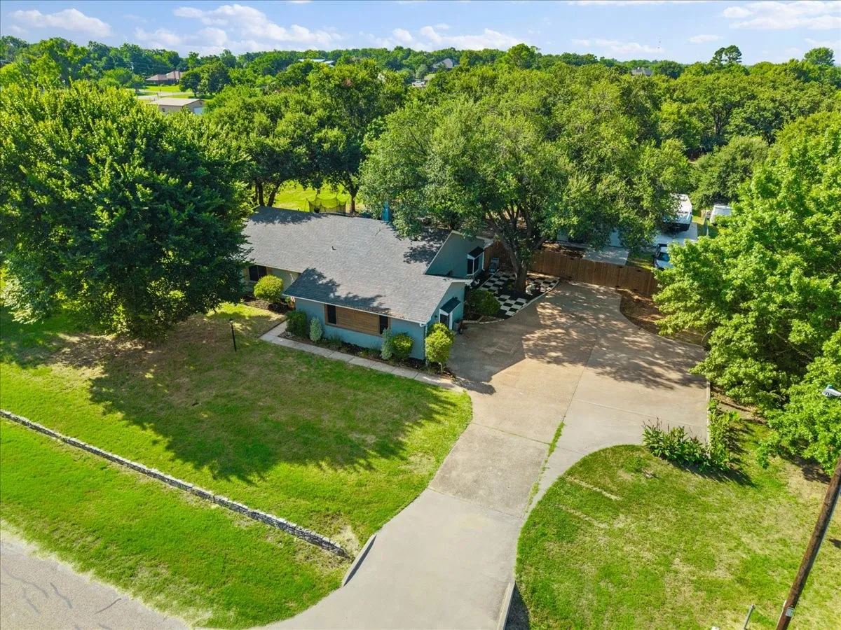 Single Family Residence For Sale in Johnson County , 209 Live Oak Lane, Burleson, Texas 76028, 3 Bedroom, 2 Bathroom, 1 Garage spaces, 2,314 Sqft, built in 1983, mls#21337938, Real Estate Agent in Burleson, Homes For Sale in Johnson county, Homes For Sale in Burleson, Realtor in Burleson Texas, Real Estate Brokerage Independent Realty Texas, Luminita Cordes Realtor