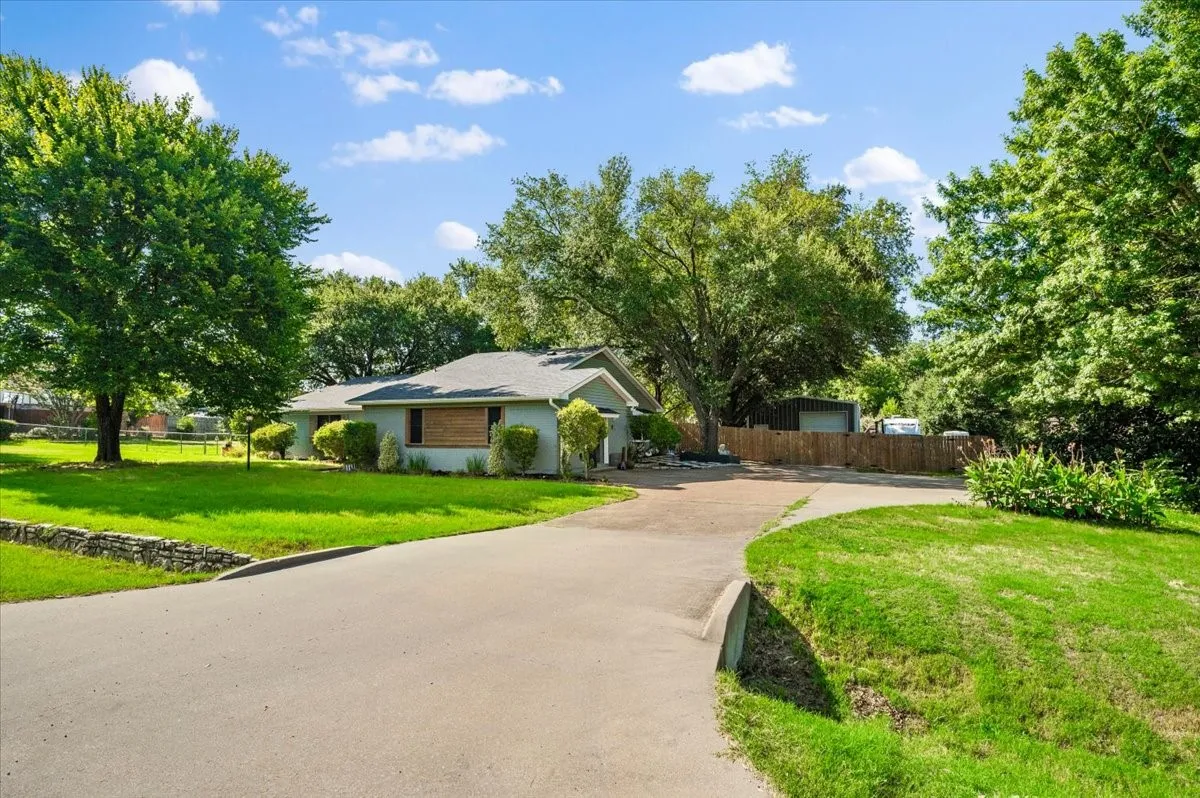 Single Family Residence For Sale in Johnson County , 209 Live Oak Lane, Burleson, Texas 76028, 3 Bedroom, 2 Bathroom, 1 Garage spaces, 2,314 Sqft, built in 1983, mls#21337938, Real Estate Agent in Burleson, Homes For Sale in Johnson county, Homes For Sale in Burleson, Realtor in Burleson Texas, Real Estate Brokerage Independent Realty Texas, Luminita Cordes Realtor