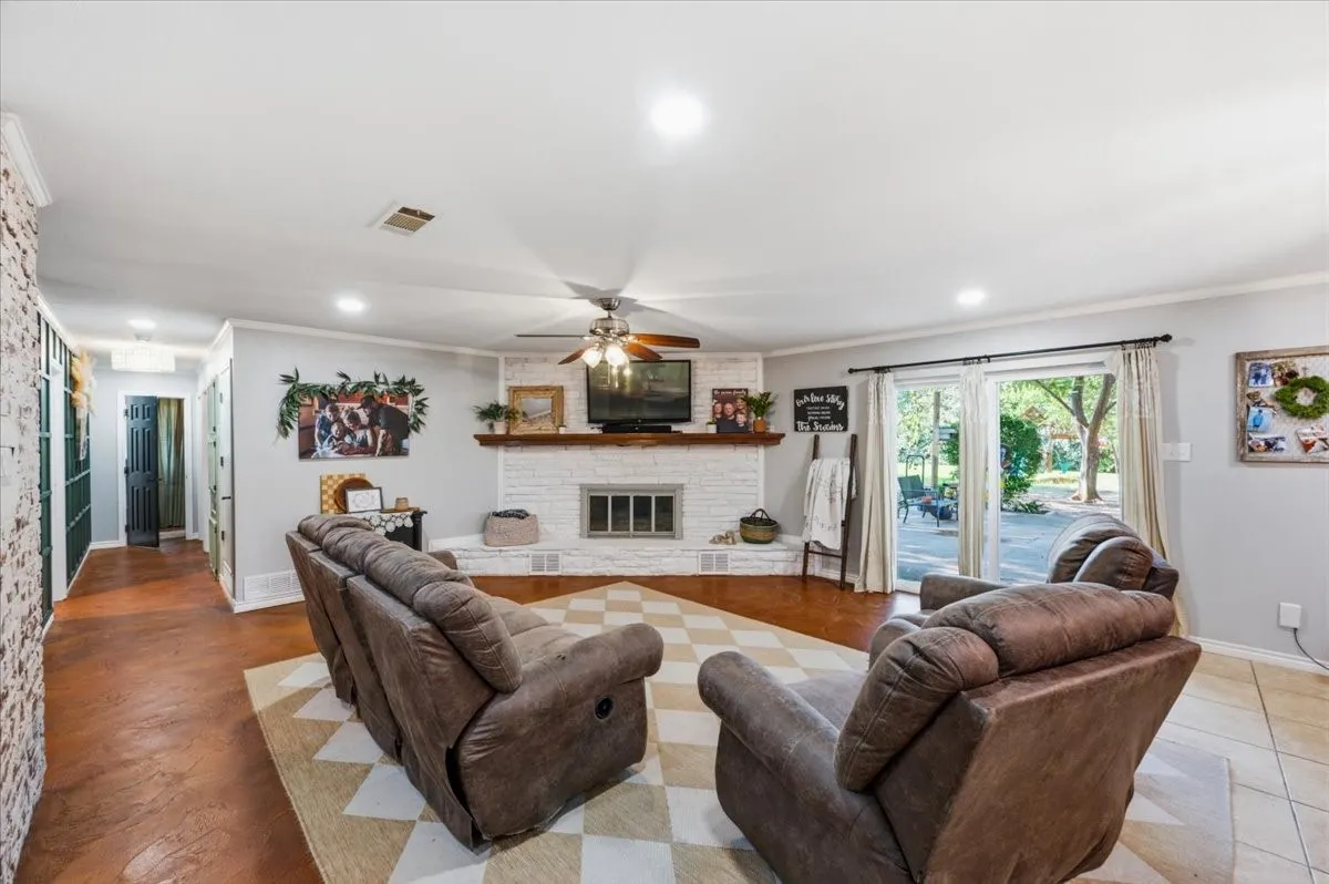 Single Family Residence For Sale in Johnson County , 209 Live Oak Lane, Burleson, Texas 76028, 3 Bedroom, 2 Bathroom, 1 Garage spaces, 2,314 Sqft, built in 1983, mls#21337938, Real Estate Agent in Burleson, Homes For Sale in Johnson county, Homes For Sale in Burleson, Realtor in Burleson Texas, Real Estate Brokerage Independent Realty Texas, Luminita Cordes Realtor