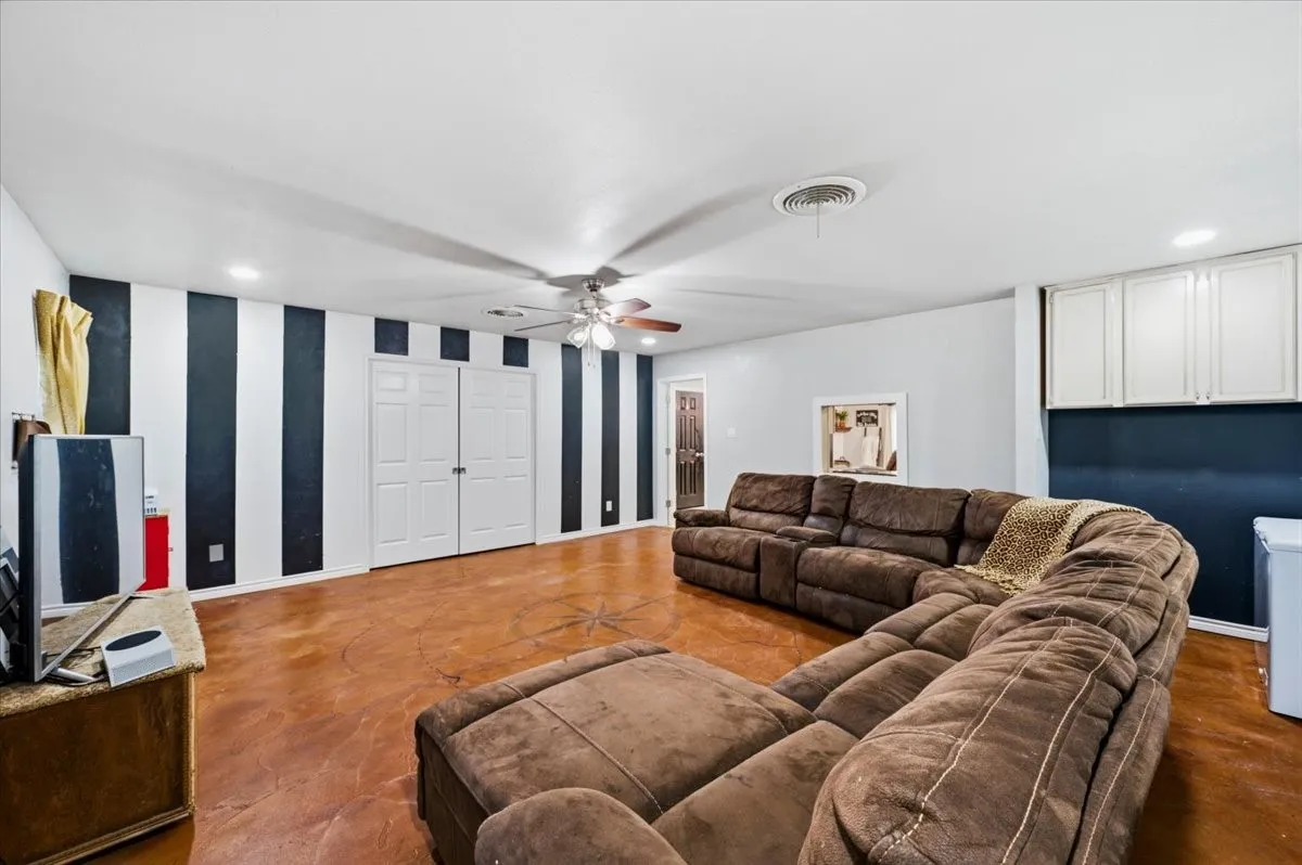 Single Family Residence For Sale in Johnson County , 209 Live Oak Lane, Burleson, Texas 76028, 3 Bedroom, 2 Bathroom, 1 Garage spaces, 2,314 Sqft, built in 1983, mls#21337938, Real Estate Agent in Burleson, Homes For Sale in Johnson county, Homes For Sale in Burleson, Realtor in Burleson Texas, Real Estate Brokerage Independent Realty Texas, Luminita Cordes Realtor