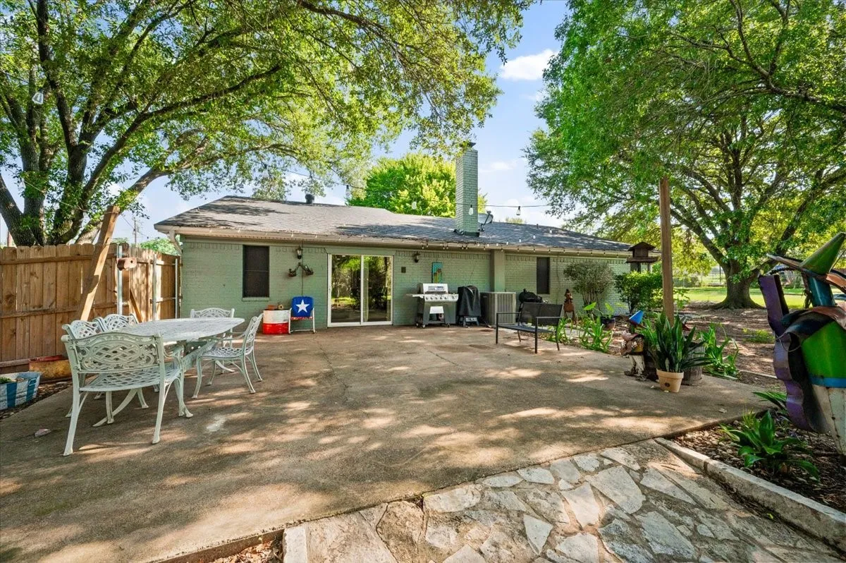Single Family Residence For Sale in Johnson County , 209 Live Oak Lane, Burleson, Texas 76028, 3 Bedroom, 2 Bathroom, 1 Garage spaces, 2,314 Sqft, built in 1983, mls#21337938, Real Estate Agent in Burleson, Homes For Sale in Johnson county, Homes For Sale in Burleson, Realtor in Burleson Texas, Real Estate Brokerage Independent Realty Texas, Luminita Cordes Realtor