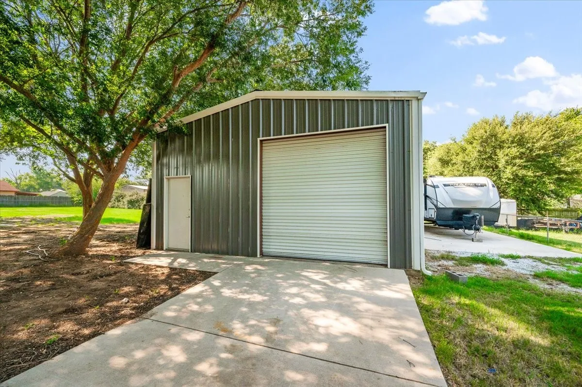 Single Family Residence For Sale in Johnson County , 209 Live Oak Lane, Burleson, Texas 76028, 3 Bedroom, 2 Bathroom, 1 Garage spaces, 2,314 Sqft, built in 1983, mls#21337938, Real Estate Agent in Burleson, Homes For Sale in Johnson county, Homes For Sale in Burleson, Realtor in Burleson Texas, Real Estate Brokerage Independent Realty Texas, Luminita Cordes Realtor