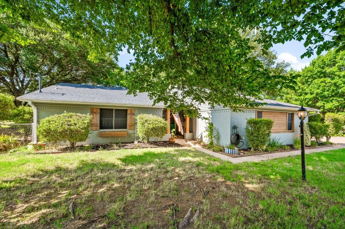 Single Family Residence For Sale in Johnson County , 209 Live Oak Lane, Burleson, Texas 76028, 3 Bedroom, 2 Bathroom, 1 Garage spaces, 2,314 Sqft, built in 1983, mls#21337938, Real Estate Agent in Burleson, Homes For Sale in Johnson county, Homes For Sale in Burleson, Realtor in Burleson Texas, Real Estate Brokerage Independent Realty Texas, Luminita Cordes Realtor