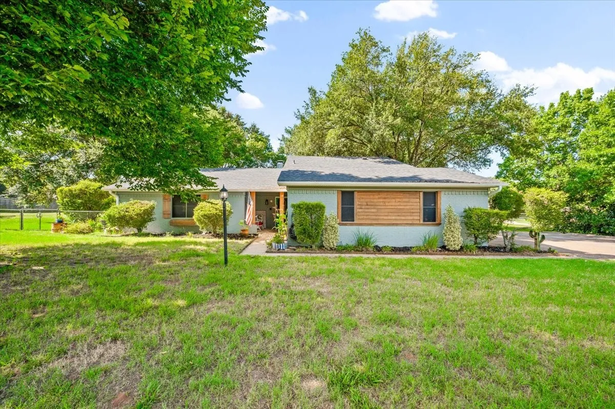 Single Family Residence For Sale in Johnson County , 209 Live Oak Lane, Burleson, Texas 76028, 3 Bedroom, 2 Bathroom, 1 Garage spaces, 2,314 Sqft, built in 1983, mls#21337938, Real Estate Agent in Burleson, Homes For Sale in Johnson county, Homes For Sale in Burleson, Realtor in Burleson Texas, Real Estate Brokerage Independent Realty Texas, Luminita Cordes Realtor