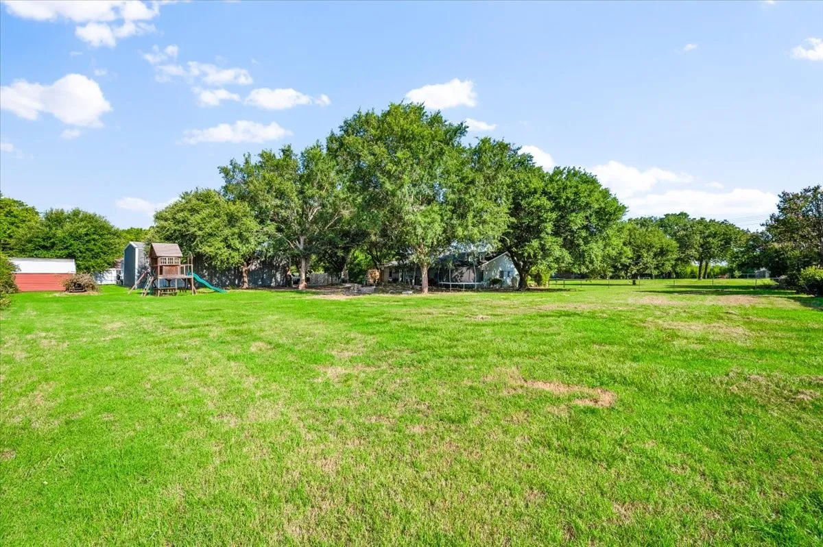 Single Family Residence For Sale in Johnson County , 209 Live Oak Lane, Burleson, Texas 76028, 3 Bedroom, 2 Bathroom, 1 Garage spaces, 2,314 Sqft, built in 1983, mls#21337938, Real Estate Agent in Burleson, Homes For Sale in Johnson county, Homes For Sale in Burleson, Realtor in Burleson Texas, Real Estate Brokerage Independent Realty Texas, Luminita Cordes Realtor