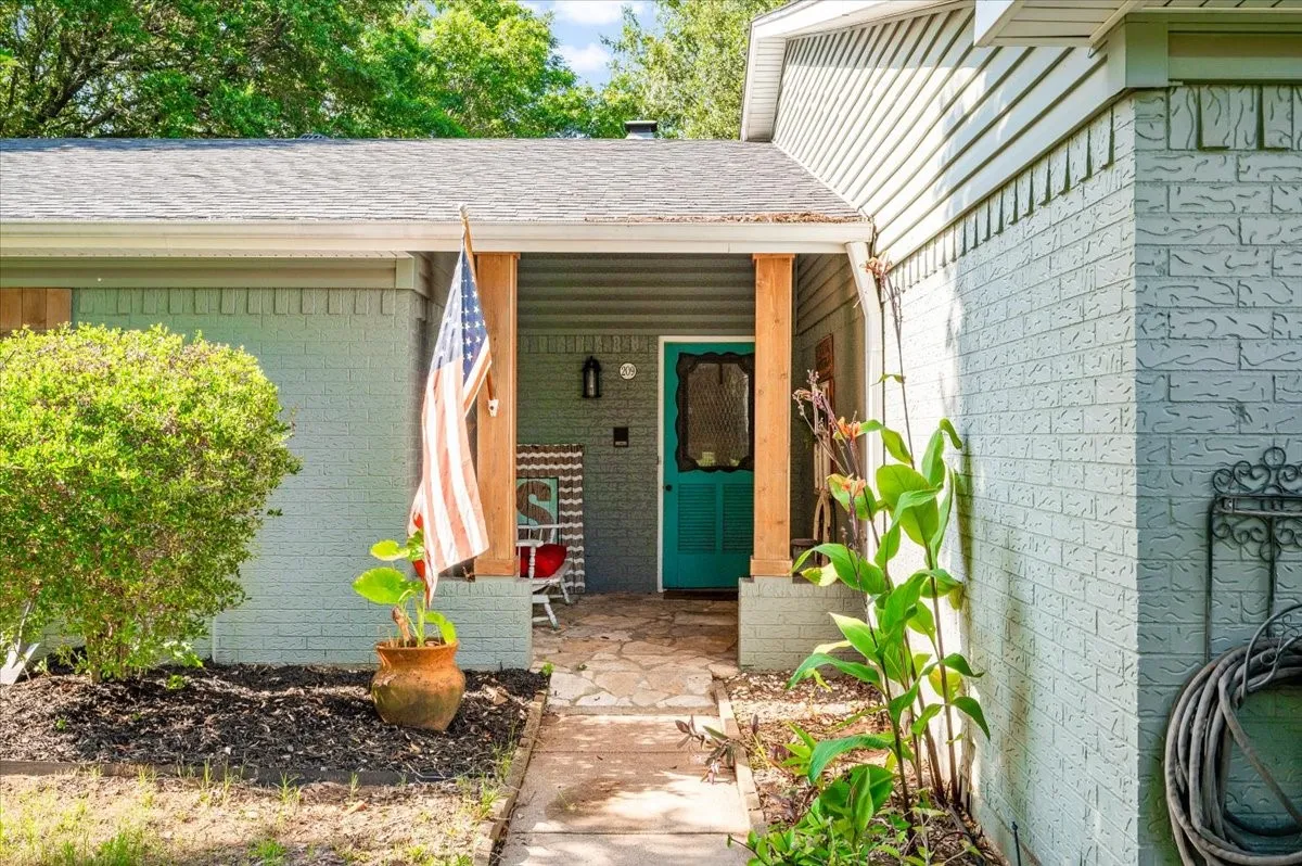 Single Family Residence For Sale in Johnson County , 209 Live Oak Lane, Burleson, Texas 76028, 3 Bedroom, 2 Bathroom, 1 Garage spaces, 2,314 Sqft, built in 1983, mls#21337938, Real Estate Agent in Burleson, Homes For Sale in Johnson county, Homes For Sale in Burleson, Realtor in Burleson Texas, Real Estate Brokerage Independent Realty Texas, Luminita Cordes Realtor