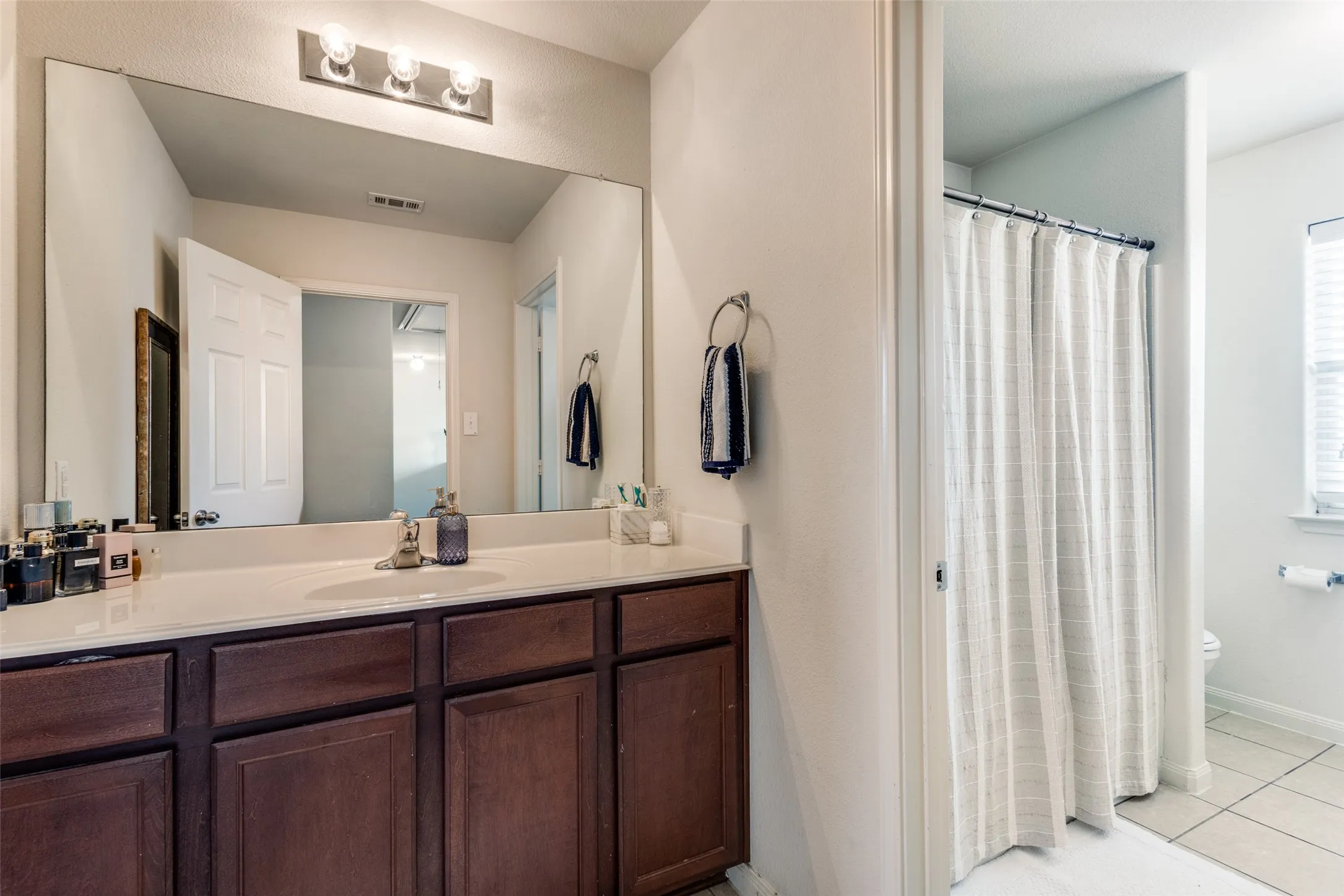 Single Family Residence For Sale in Collin County , 201 Oriole Drive, Anna, Texas 75409, 4 Bedroom, 3 Bathroom, 2 Garage spaces, 2,182 Sqft, built in 2013, mls#21350286, Real Estate Agent in Anna, Homes For Sale in Collin county, Homes For Sale in Anna, Realtor in Anna Texas, Real Estate Brokerage Independent Realty Texas, Luminita Cordes Realtor