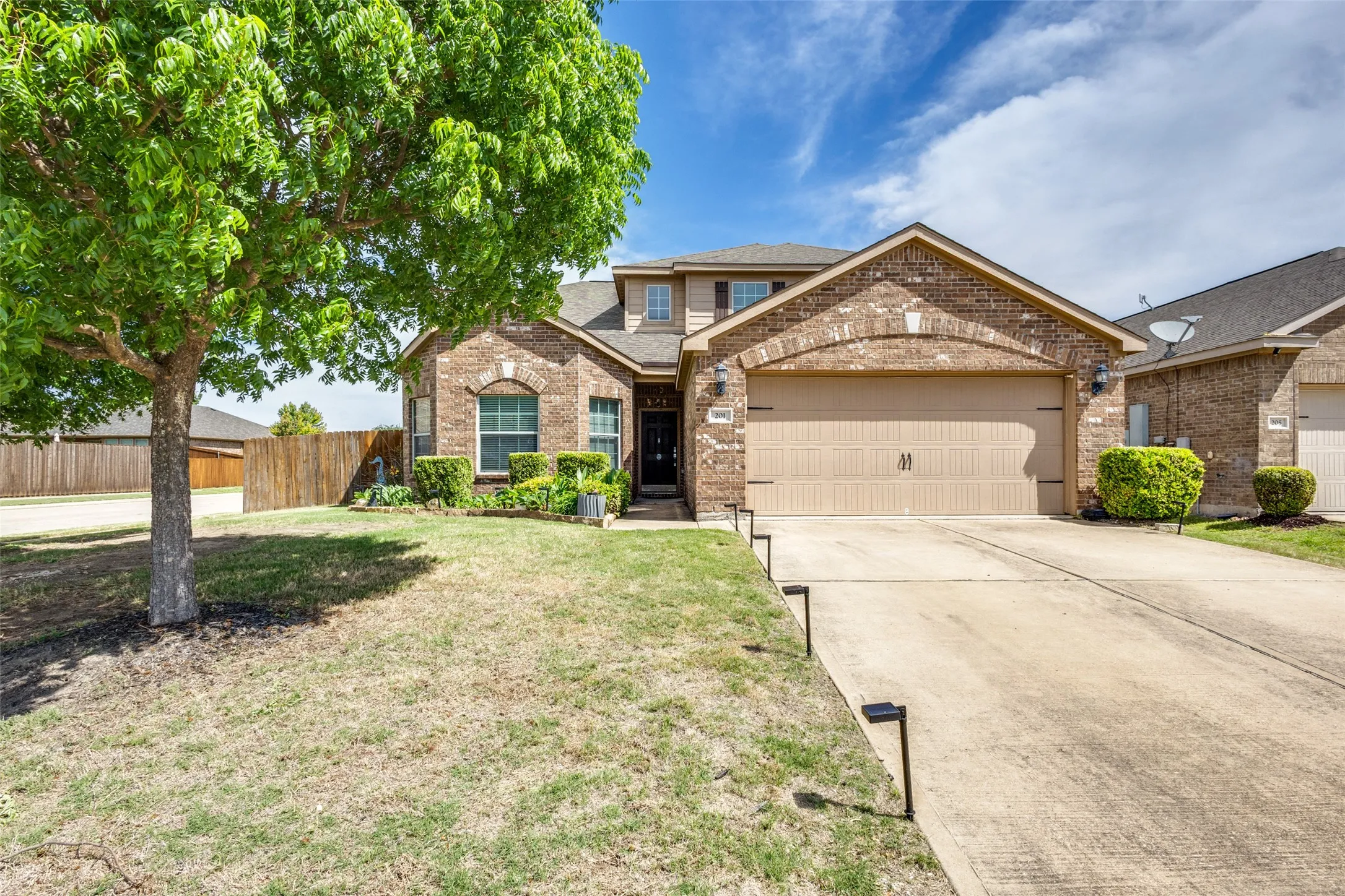 Single Family Residence For Sale in Collin County , 201 Oriole Drive, Anna, Texas 75409, 4 Bedroom, 3 Bathroom, 2 Garage spaces, 2,182 Sqft, built in 2013, mls#21350286, Real Estate Agent in Anna, Homes For Sale in Collin county, Homes For Sale in Anna, Realtor in Anna Texas, Real Estate Brokerage Independent Realty Texas, Luminita Cordes Realtor