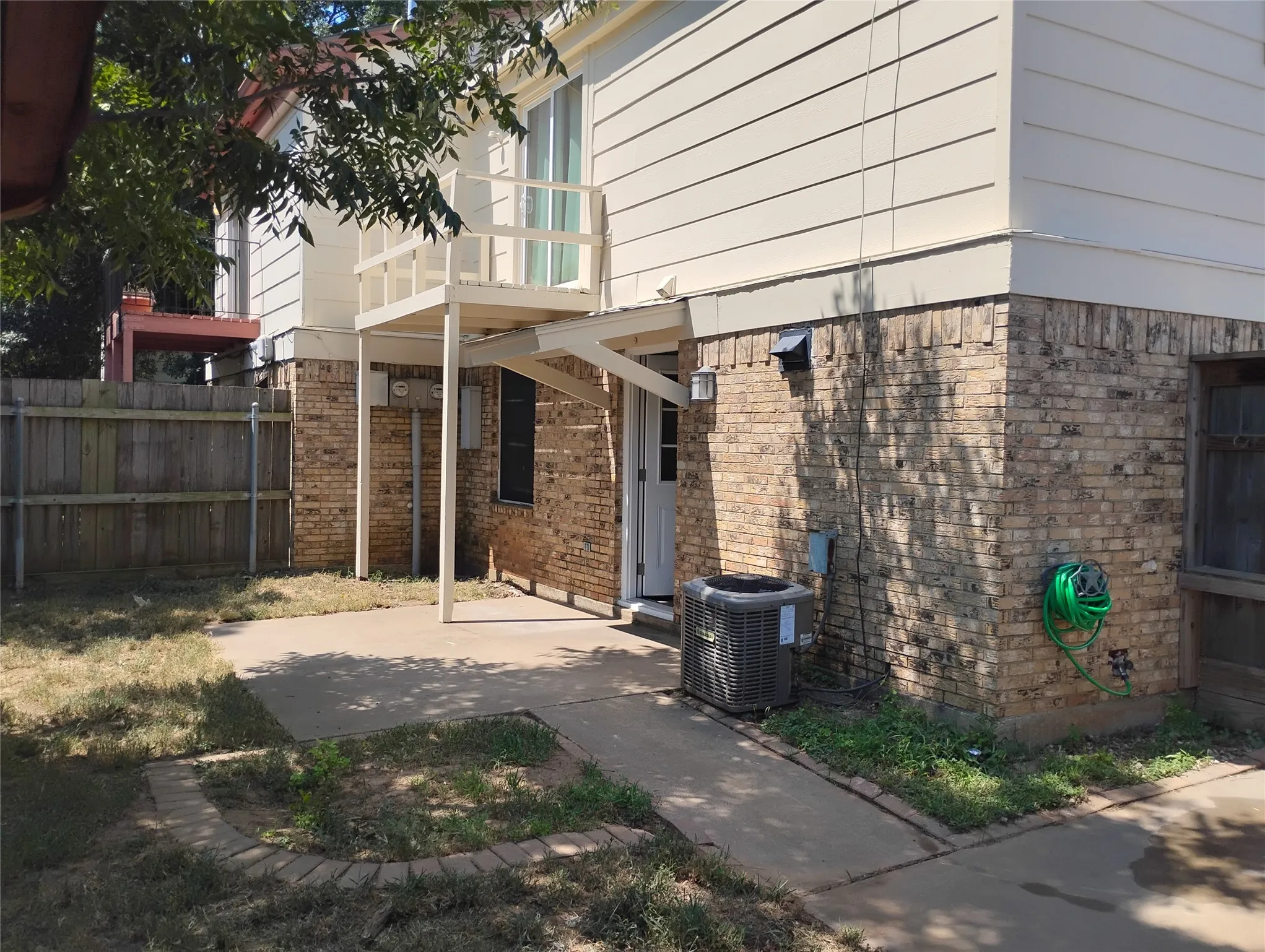 Single Family Residence For Sale in Dallas County , 1202 Hilltop Drive, Irving, Texas 75060, 3 Bedroom, 2 Bathroom, Garage spaces, 1,208 Sqft, built in 1973, mls#21350684, Real Estate Agent in Irving, Homes For Sale in Dallas county, Homes For Sale in Irving, Realtor in Irving Texas, Real Estate Brokerage Independent Realty Texas, Luminita Cordes Realtor