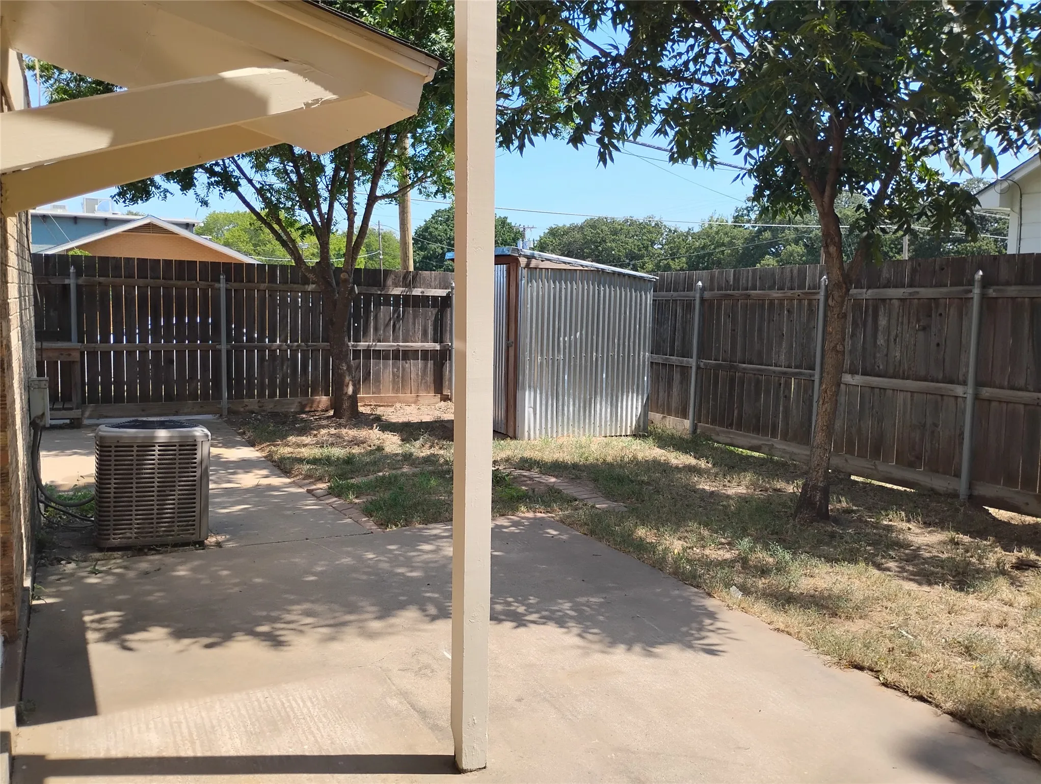 Single Family Residence For Sale in Dallas County , 1202 Hilltop Drive, Irving, Texas 75060, 3 Bedroom, 2 Bathroom, Garage spaces, 1,208 Sqft, built in 1973, mls#21350684, Real Estate Agent in Irving, Homes For Sale in Dallas county, Homes For Sale in Irving, Realtor in Irving Texas, Real Estate Brokerage Independent Realty Texas, Luminita Cordes Realtor