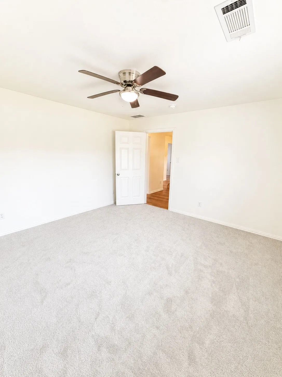 Single Family Residence For Rent in Dallas County , 6120 Lumley, Mesquite, Texas 75181, 3 Bedroom, 2 Bathroom, 2 Garage spaces, 1,616 Sqft, built in 1970, mls#21350732, Real Estate Agent in Mesquite, Homes For Rent in Dallas county, Homes For Rent in Mesquite, Realtor in Mesquite Texas, Real Estate Brokerage Independent Realty Texas, Luminita Cordes Realtor
