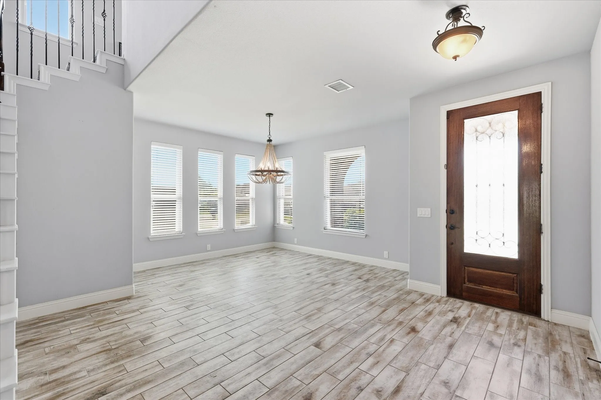 Formal dining room or office area - whatever your needs, this is the perfect flex space!