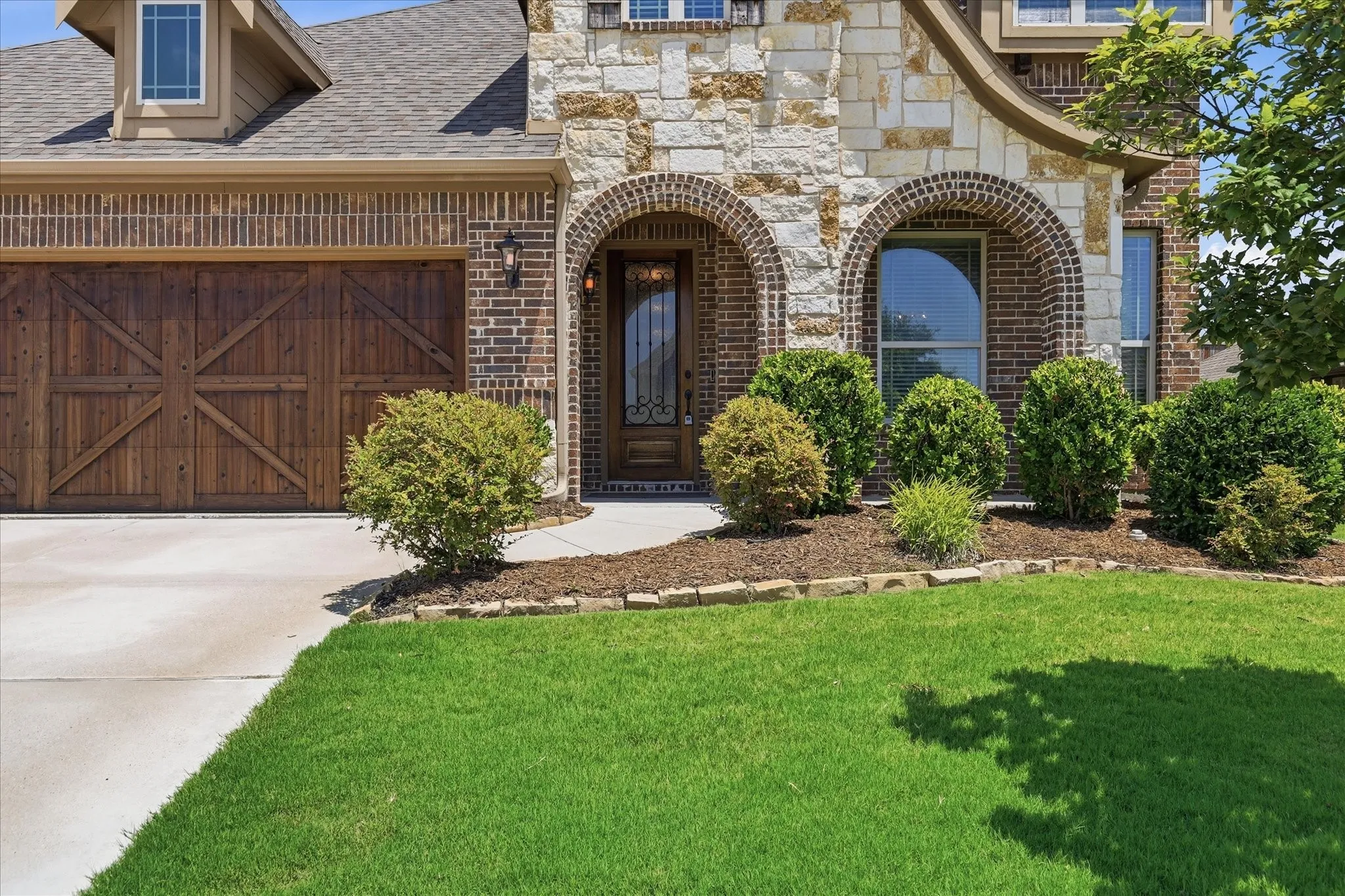 Covered font patio and cute curb appeal!