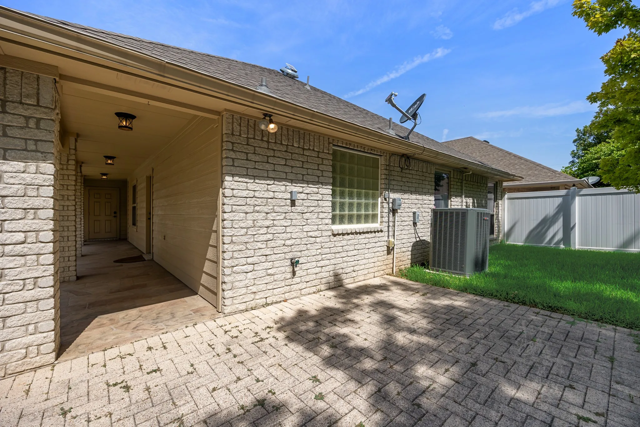 Single Family Residence For Sale in Ellis County , 104 Enchanted Court, Red Oak, Texas 75154, 2 Bedroom, 2 Bathroom, Garage spaces, 1,727 Sqft, built in 2003, mls#21347878, Real Estate Agent in Red Oak, Homes For Sale in Ellis county, Homes For Sale in Red Oak, Realtor in Red Oak Texas, Real Estate Brokerage Independent Realty Texas, Luminita Cordes Realtor